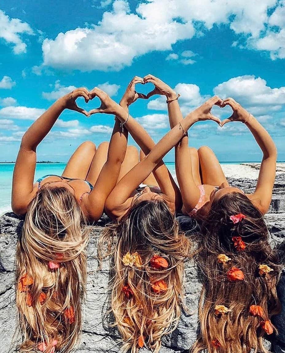 サシャ・カリスのインスタグラム：「Still one of my fav pics! 💖 Miss you girlies 😍 #circa2014」