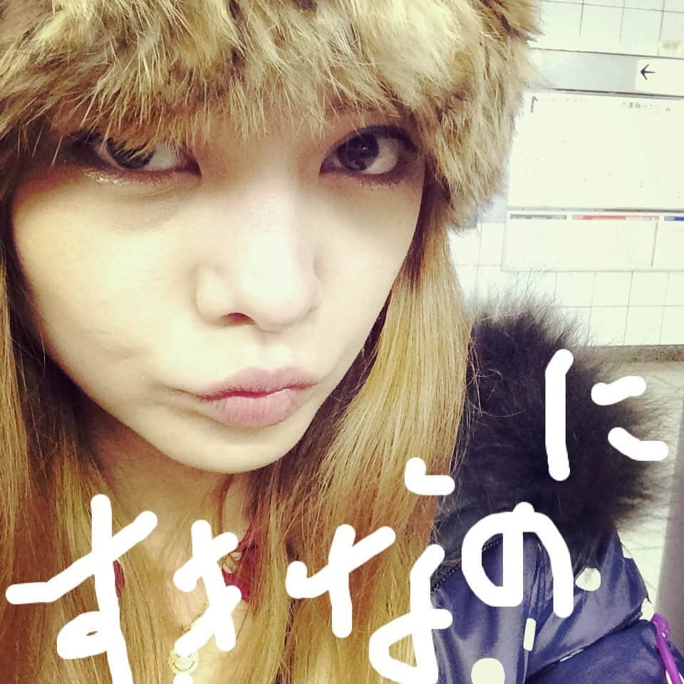 加賀美セイラのインスタグラム：「ギャルっぽ笑笑  今、ギャルとか、いないか笑笑 Kpop感、あるょねw てか、外寒っ I look like a Kpop artist😂😂  #sukinanoni #LoveKpop」