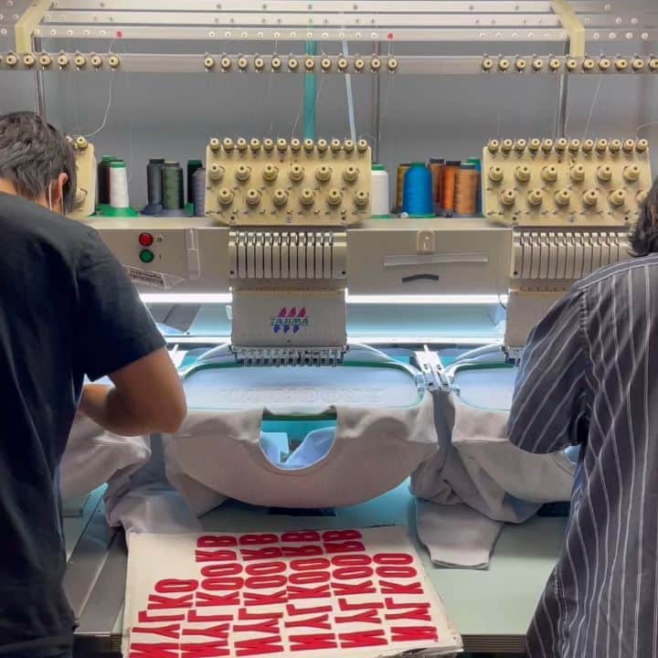 ブルックリンインダストリーズのインスタグラム：「Did you know?  Our Captain and Ditmas Sweatshirt Collections are hand appliqued in the USA by the crew over at @fabtexgraphicsinc .  All styles reloaded! Tap to shop! #brooklynindustries #liveworkcreate」