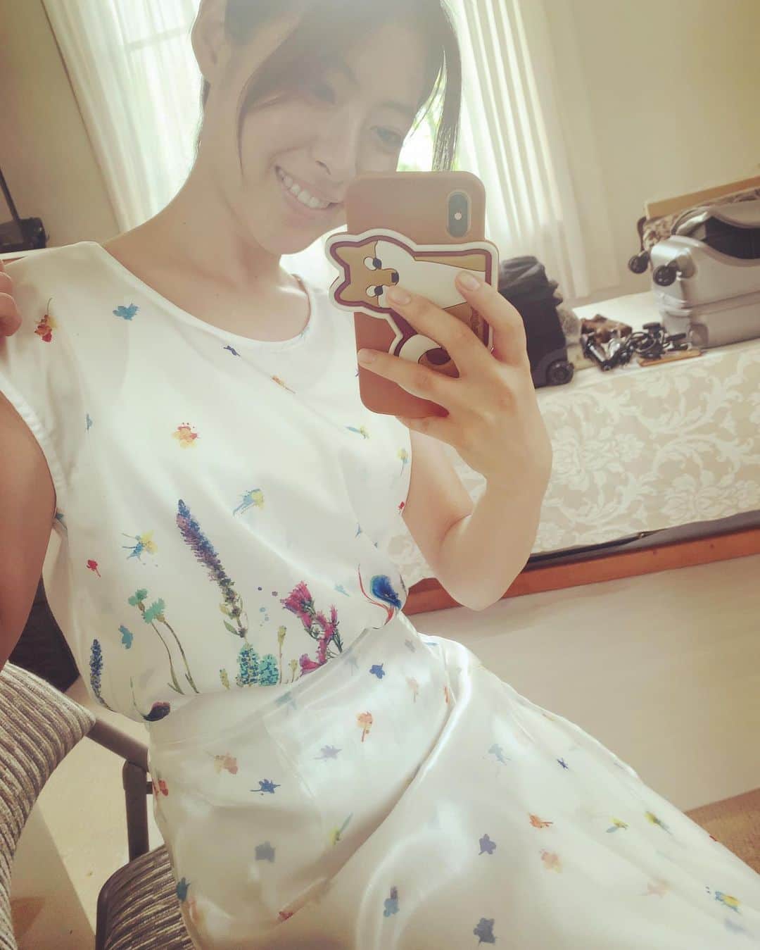瀧本美織のインスタグラム：「🌹 明日は3話ですね。 沙也佳のお嬢様感がどんどん出てくる出てくる🤪 アリスちゃん演じる澪の色んな表情にキュンとして、思わずお嫁さんになってくれ！と思っちゃいました。 お見逃しなく。   #知ってるワイフ」