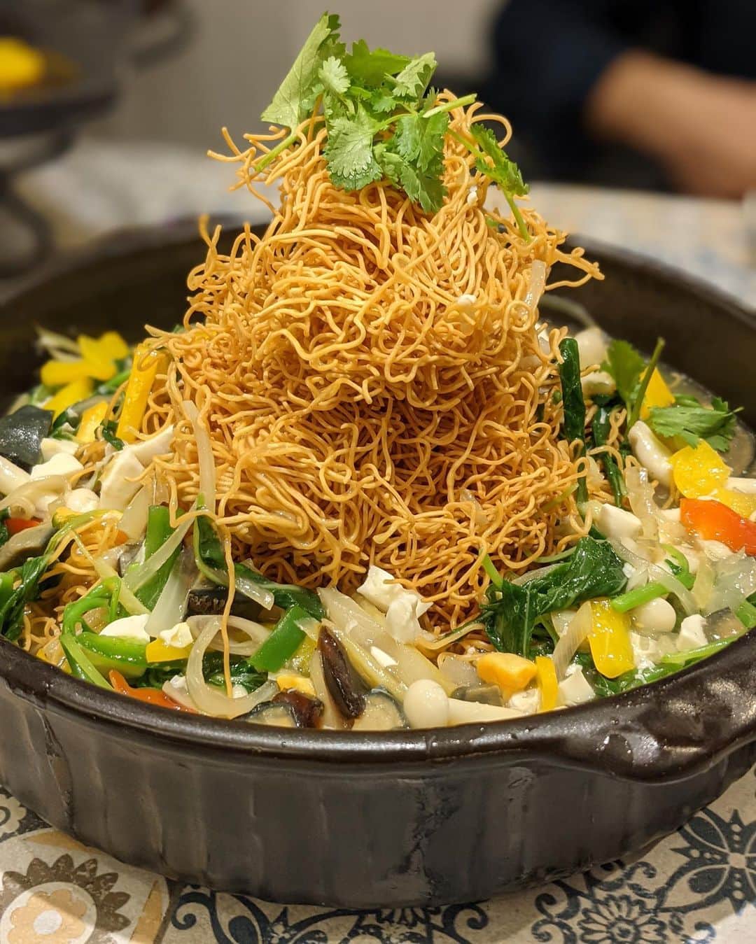 Li Tian の雑貨屋さんのインスタグラム写真 - (Li Tian の雑貨屋Instagram)「Somewhat familiar, but somewhat Indonesian-Thai when it comes to the CNY dishes @balithai.singapore 🧧   From the Prosperity Set Menu comes this Braised Crispy Noodles, a fusion of the three-egg spinach and crispy ee mee; King Prawns with Cereal, Fish Maw and Crabmeat with Golden Mushroom. 🍤 Dishes with an Indonesian-Thai flair would be the Prosperity Thai Yusheng, the clear Tom Yum Seafood soup, Steamed Seabass with Supreme Thai Herb, Hokkaido Squid (stuffed with chicken and water chestnut, topped with ginger flower and lemongrass sauce). One of our favorites is the Grilled Wagyu Beef in Black Pepper sauce which boasted tender chewiness to the meat.   The limited-time only CNY bundles cater from 4-8pax and price starts from $48++ per pax for the dine-in menu at all 6 outlets which will be open throughout CNY except on 12 Feb (Day 1 of CNY)     • • • • #singapore #yummy #love #sgfood #foodporn #igsg #グルメ #instafood #gourmet #beautifulcuisines #onthetable #sgeatout #cafe #sgeats #f52grams #feedfeed  #foodsg #savefnbsg #sgblog #noodles #sgdelivery #sgpromo #thai #cny #feast #dinner」1月20日 23時41分 - dairyandcream