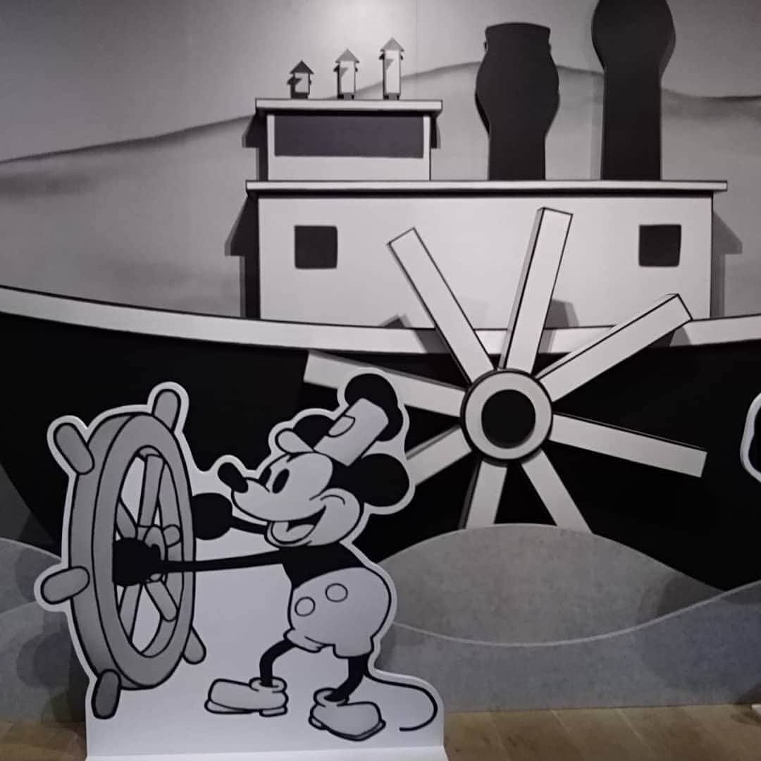 宮崎文子さんのインスタグラム写真 - (宮崎文子Instagram)「🍀favorite🍀  #ミッキーマウス展  おそばせながら、 最終日前にすべりこみ。 fantasia公開90周年もあるからね、今年。  沢山写真が撮れる贅沢空間！  かわいいし、 展示の工夫も素敵だったし、 クリエイティブの素敵さを実感。  #ミッキーマウス #ミッキーマウス展  #fantasia #disney」1月20日 23時42分 - fumiko.miyazaki29