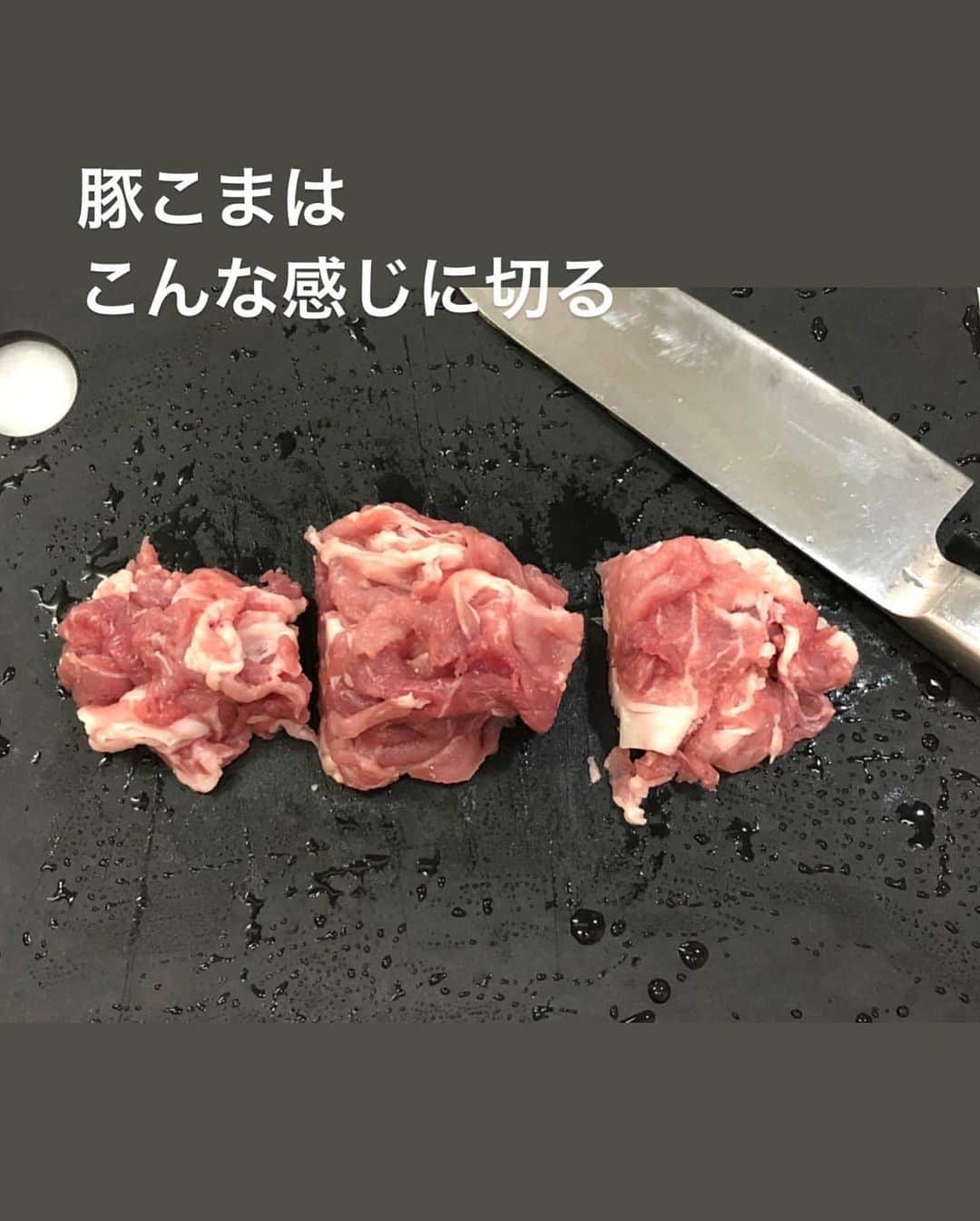 utoshさんのインスタグラム写真 - (utoshInstagram)「【レシピ画像付】豚キムチのオイスターソース焼きそば！﻿ ﻿ こんにちは🙋🏻﻿ ﻿ #在宅楽飯 な人気料理の焼きそば！﻿ その中でも人気の豚キムチのオイスターソース焼きそばのレシピです！﻿ ﻿ オイスターソースで作る焼きそばは別格の美味しさです。ぜひ試してみて下さい！﻿ さらに具には豚肉とキムチで豚キムチ。これは間違いないです！﻿ ﻿ ﻿ ぜひ作ってみてください！﻿ 今日の主役はこれに決まり👍✨﻿ ﻿ ﻿ ー・ー・ー・ー・ー・ー・ー・ー﻿ ﻿ 9月11日に3冊目となる著書「在宅楽飯100」が発売されました📙﻿ 簡単に作れて栄養満天、これからの暮らしにぴったりの本になっております。﻿ 僕のプロフィールのハイライトからAmazonページに行く事ができますのでぜひご購入ください！﻿ ▶︎ @utosh﻿ ﻿ ー・ー・ー・ー・ー・ー・ー・ー﻿ ﻿ ﻿ レシピはこちら↓﻿ ＿＿＿＿＿﻿ ﻿ 豚キムのオイスターソース焼きそば（2人分）﻿ ﻿ 【材料】﻿ 焼きそばの麺 2玉﻿ 豚こま 150g﻿ キムチ　120g﻿ 豆苗　1パックの半分﻿ ﻿ A﻿ オイスターソース　大さじ2﻿ しょう油　小さじ2﻿ ﻿ サラダ油　大さじ2（大さじ1づつを2回使用します）﻿ 水　50ml﻿ ﻿ 【作り方】﻿ （1）豚こまは食べやすい大きさにカットする。豆苗は半分に切る。﻿ ﻿ （2）フライパンに油を引き、中火で豚こま肉を軽く炒め、一度取り出す。﻿ ﻿ （3）麺と水をいれて、よくほぐしながら混ぜ合わせて、まんべんなく広げたら、再度油を鍋の縁から一周回しかけ、強火で麺に焦げ目がつくまで焼く。（焦げ始めると湯気の出方が変わる）﻿ ﻿ （4）Aとキムチを入れ、豚こまを戻し入れて、よく混ぜ合わせたら、最後に豆苗をいれてさっと混ぜ合わせて完成。皿に盛り、温泉卵を乗せる。﻿ ﻿ ＿＿＿＿＿﻿ ﻿ ﻿ ぜひ作ってみてくださいね。﻿ No local No food おいしく楽しく！」1月20日 23時42分 - utosh