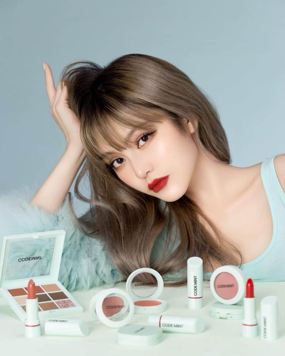 Grace Chowのインスタグラム：「最近一直在忙我的彩妆品牌 @code.mint.beauty ，忙到更新都少了。 今天Code Mint正式在天猫发售啦！令我没有想到的是，最快售罄的竟然是高光（好像一上架就秒没了） 紧接着腮红也没了…截止到目前宝藏眼影盘也只剩400的库存 不出意外明早应该也就没了～大家以后有喜欢的要速速去抢！ps：明早十点前都还有优惠喔！ 欢迎大家一起成为自信的Code Mint女孩～🧚🏻」