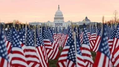 コリー・ロバートソンのインスタグラム：「Lifting up prayers for our country and our leaders 🙏🏻“I urge you, first of all, to pray for all people. Ask God to help them; intercede on their behalf, and give thanks for them. Pray this way for kings and all who are in authority so that we can live peaceful and quiet lives marked by godliness and dignity. This is good and pleases God our Savior, who wants everyone to be saved and to understand the truth.” ‭‭1 Timothy‬ ‭2:1-4‬」