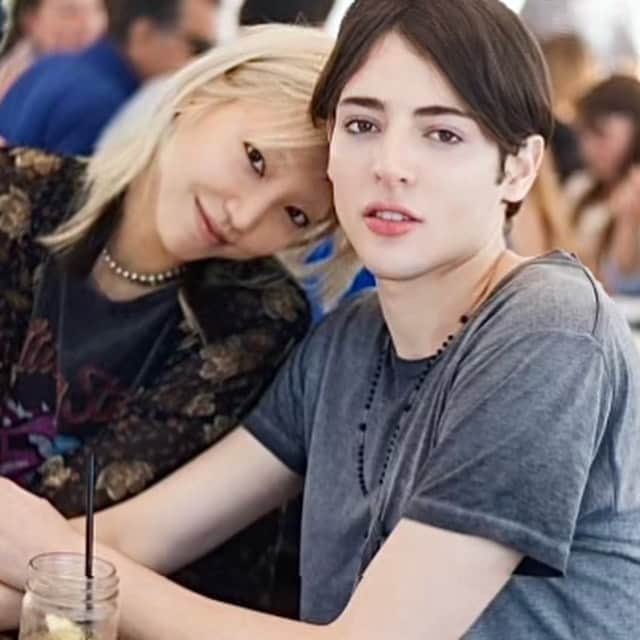 のインスタグラム：「My friend Harry was a special being like no other. I was drawn to his old soul which perfectly complemented his youthful naïveté and gentility, a mix perhaps only possible by his distinctive upbringing. A beautiful, charming, intelligent being with perfect alabaster skin and a wicked sense of humor. We would spend hours doing face masks, eating sushi and chatting about Versailles...all beautiful, dreamy things.   Since I heard of his untimely passing, I’ve been at a loss of words. Life feels so fragile. It was Blue Monday this week—perhaps Harry felt this too...💔. My heart goes out to Harry, his brother Peter, and their family. We will always remember him and treasure the time he spent with us. Rest In Peace lovely @harry_brant.」