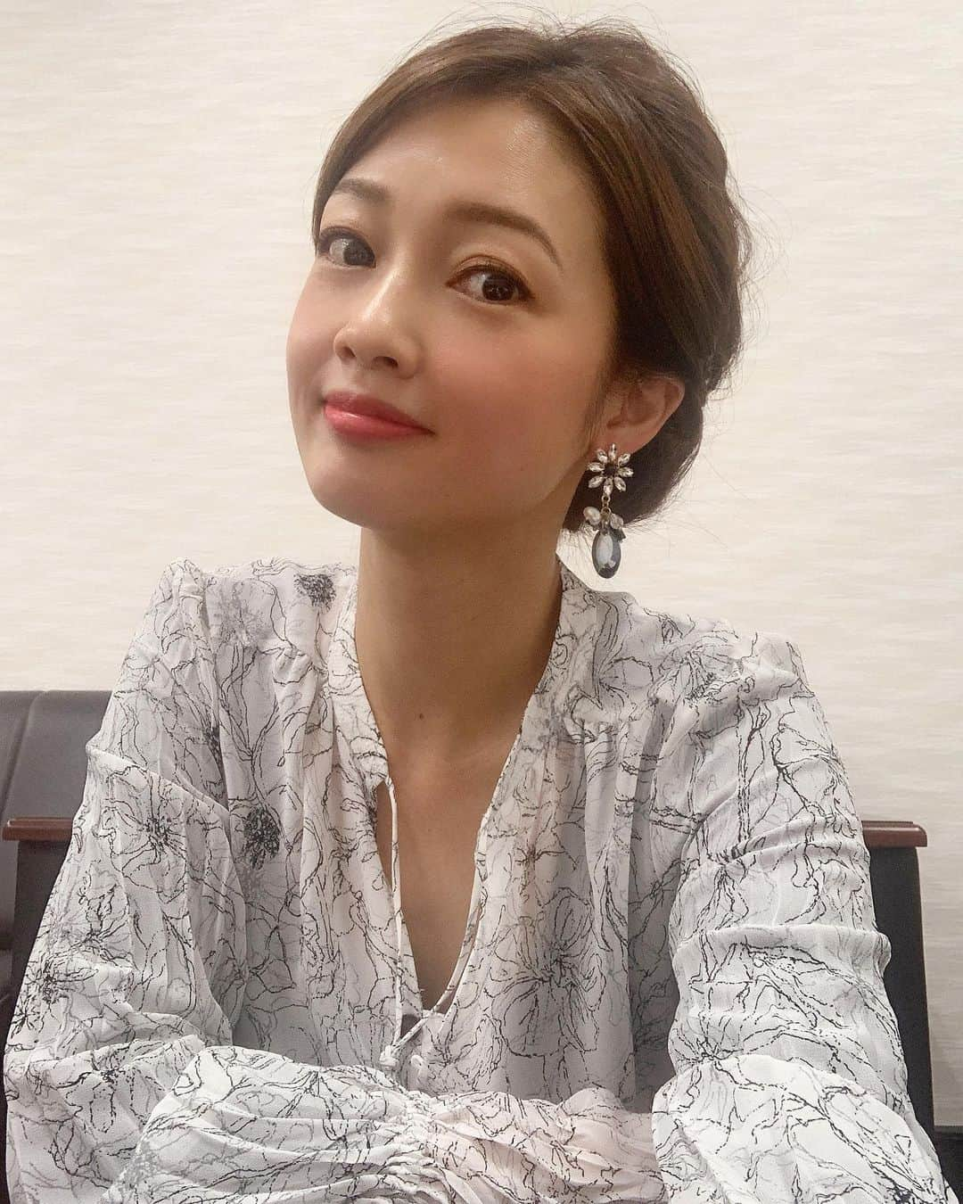 三好絵梨香さんのインスタグラム写真 - (三好絵梨香Instagram)「久しぶりにヘアメイク💄 やっぱり綺麗にしてもらったら嬉しいな♡ 普段はね、、、すっぴんのボサボサだからね笑  #メイク#すっぴん#全然違う#気分も違う#ママ#2児ママ#札幌ママ」1月20日 23時56分 - erika.miyoshi