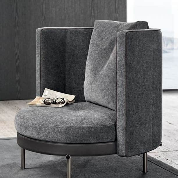 Minotti Londonさんのインスタグラム写真 - (Minotti LondonInstagram)「With constructive details linked to Japanese tradition, the Minotti Torii modular seats play with round-edged volumes, thin profiles, and the apparent formal simplicity of an extremely detailed design.  The metal structure of the legs is Nendo’s nod to the image of the “torii”, the entrance gate to Shinto shrines in Japan.  Explore the Torii Collection by tapping the link in our bio.  #interiordesign #minotti #minottilondon #homedecor #interiorstyling #residentialinteriors #furniture #homeinterior」1月21日 0時00分 - minottilondon