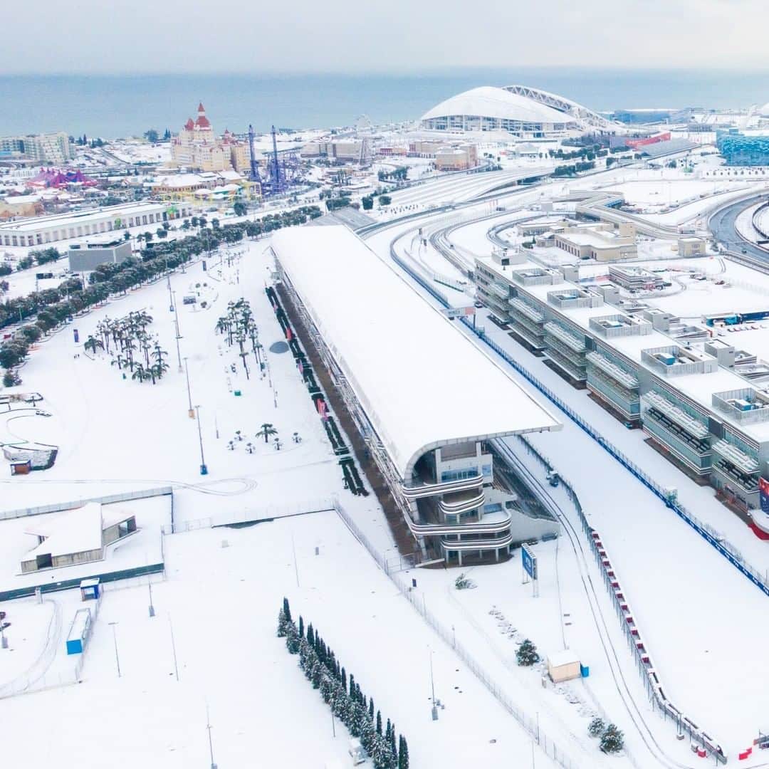 F1さんのインスタグラム写真 - (F1Instagram)「Sochi A̶u̶t̶o̶d̶r̶o̶m̶ ̶ winter wonderland! ☃️😍  Repost x @sochiautodrom swipe 👈  #Formula1 #F1 #RussianGP 🇷🇺」1月21日 0時01分 - f1