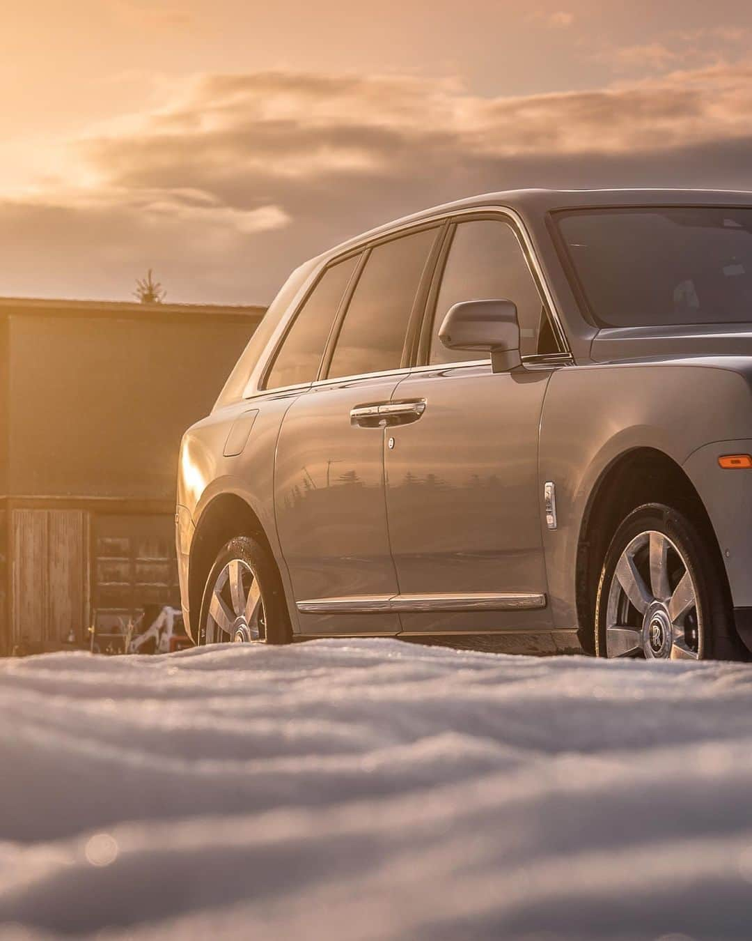 ロールス・ロイスさんのインスタグラム写真 - (ロールス・ロイスInstagram)「A desire for limitless adventure is the driving force behind Cullinan.  Capable of conquering any seasonal challenge its faced with, the luxury SUV is the epitome of capability, strength, and fortitude.   Discover #RollsRoyceCullinan; link in bio.  #GoAnywhereEffortlessly  — NEDCcorr (combined) CO2 emission: 330-328 g/km; Fuel consumption: 19.5 mpg / 14.5 l/100km; WLTP (combined) CO2 emission: 361-344 g/km; Fuel consumption: 17.8-18.6 mpg / 15.9-15.2 l/100km  Photographed by @grubbsphotography」1月21日 0時01分 - rollsroycecars