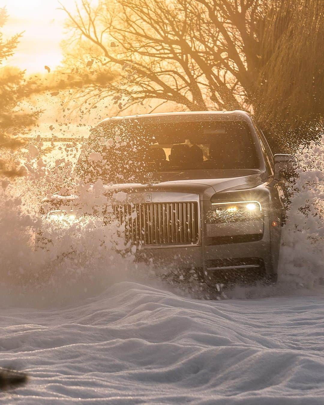 ロールス・ロイスのインスタグラム：「A desire for limitless adventure is the driving force behind Cullinan.  Capable of conquering any seasonal challenge its faced with, the luxury SUV is the epitome of capability, strength, and fortitude.   Discover #RollsRoyceCullinan; link in bio.  #GoAnywhereEffortlessly  — NEDCcorr (combined) CO2 emission: 330-328 g/km; Fuel consumption: 19.5 mpg / 14.5 l/100km; WLTP (combined) CO2 emission: 361-344 g/km; Fuel consumption: 17.8-18.6 mpg / 15.9-15.2 l/100km  Photographed by @grubbsphotography」