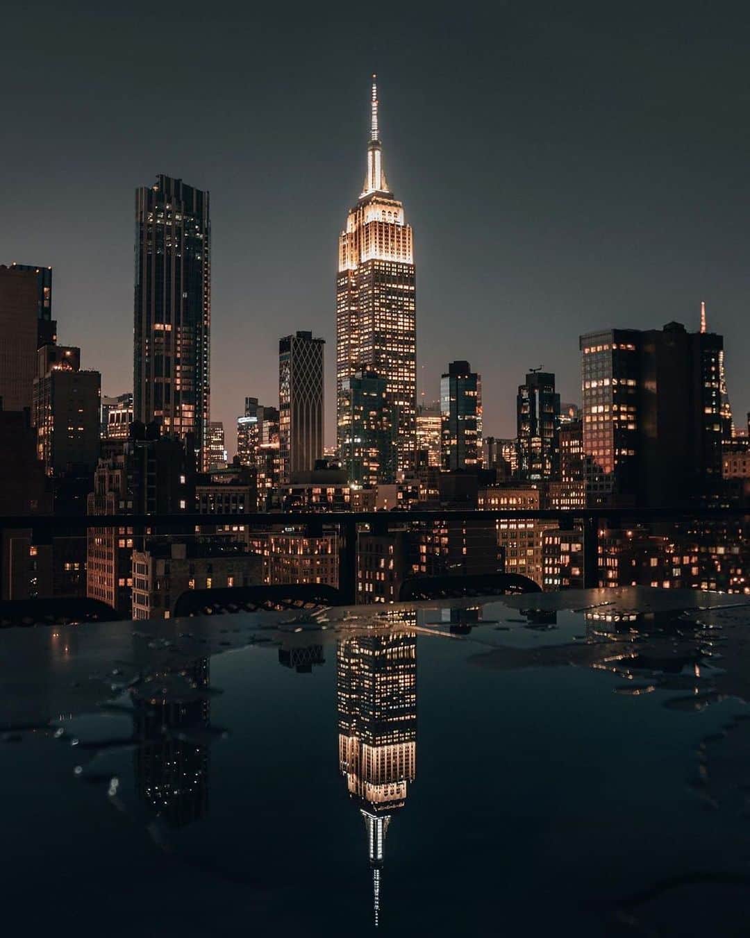 Empire State Buildingさんのインスタグラム写真 - (Empire State BuildingInstagram)「Never stop exploring ✨ ⠀⠀⠀⠀⠀⠀⠀⠀⠀ Comment below: What’s the coolest place you’ve ever visited? ⠀⠀⠀⠀⠀⠀⠀⠀⠀ 📷: @diografic #EmpireStateBuilding」1月21日 0時04分 - empirestatebldg