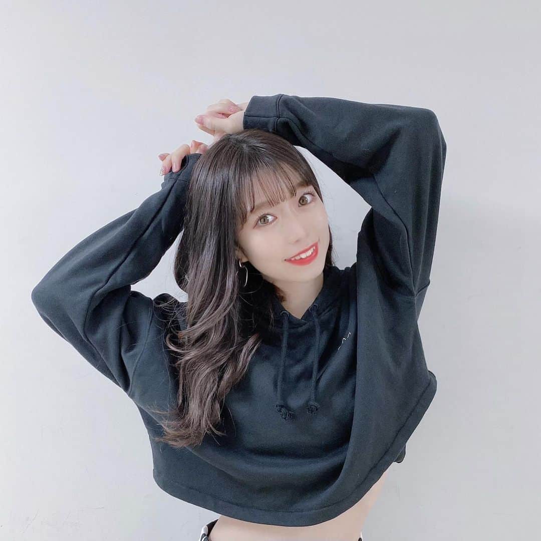 柏元萌華のインスタグラム：「🖤🖤🖤  ひかまいちゃんとおそろいのリハ着♡ お気に入りだと気分もこっそりるんるんで練習してる😂  #adidas #アディ女 #と昔から言ってますわたし#リハ#ジムウェア#ヘルシー女子」