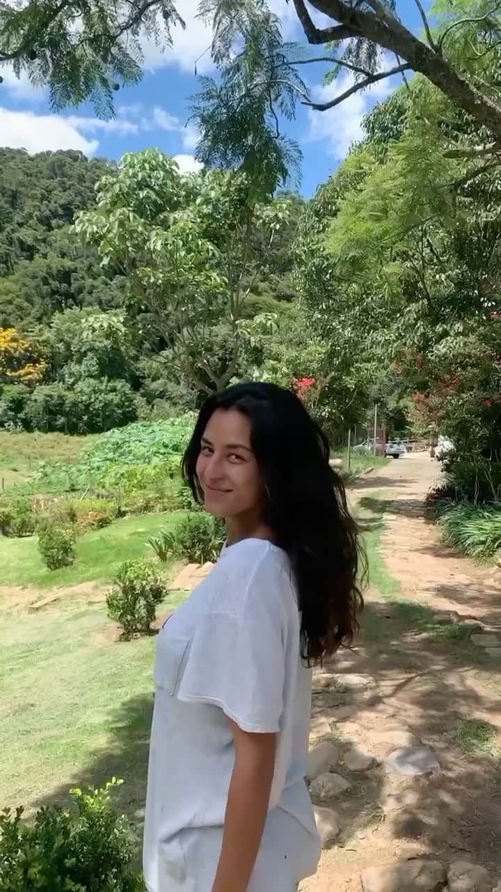 Yanna Lavigne 稲垣アンのインスタグラム：「DIA NO VIVEIRO 🍃 o reflorestamento é a maneira mais eficaz de resgatar regiões degradadas e recuperar o equilíbrio do ecossistema, afinal, o desmatamento está diretamente ligado à destruição catastrófica, mudança de temperatura que temos enfrentado... Nosso dever prezar pela conservação da biodiversidade e qualidade do ar. As melhores mudas de árvores para reflorestamento são aquelas que permitem a biodiversidade e estimulam o retorno da fauna local, normalmente são usadas diferentes espécies nativas. Agora são minhas ❤️ e de volta ao lar.」