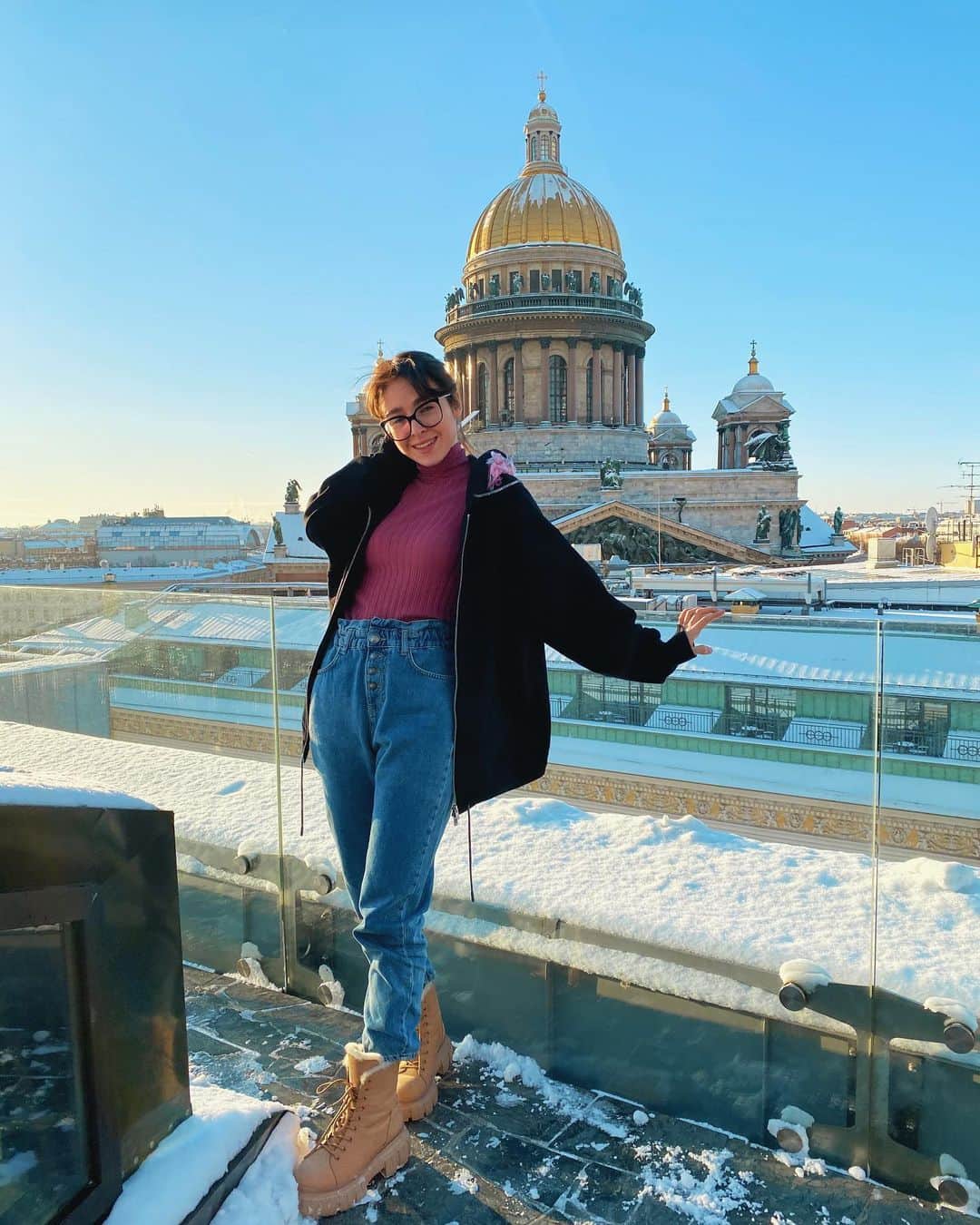 アンナ・オフチャロワのインスタグラム：「здравствуй, солнечный Петербург! приятно познакомиться😂  📸 кредитс ту @stacyvenkova и нашему сериалу, который мы сегодня презентовали для журналистов! первые две серии доступны на @mazda_russia 🌞」