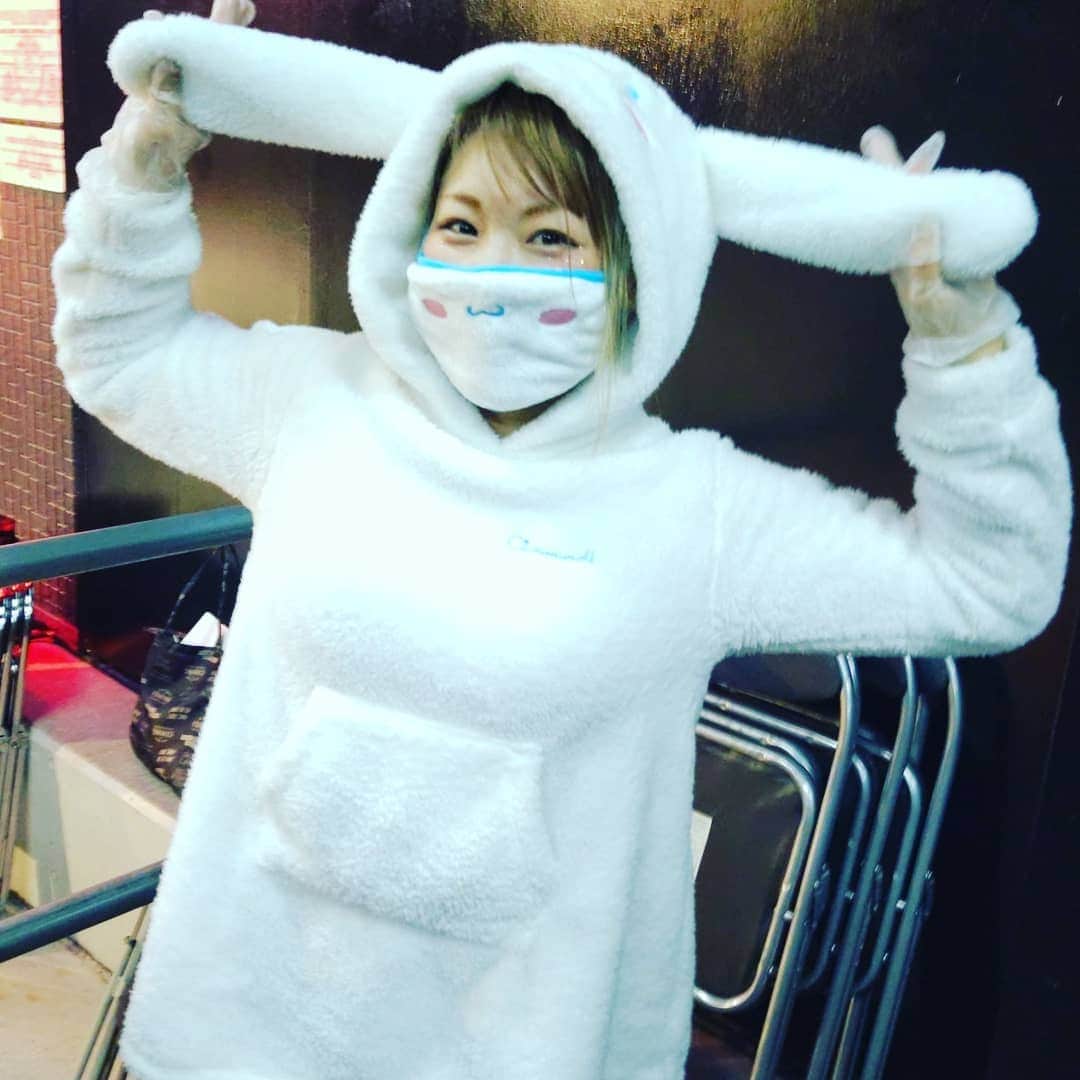のインスタグラム：「『マドさんの応援のために佐藤光留さんTシャツ着てきましたよ！』 という方まで現れるマドレーヌ売店の下水道感プライスレス♡  Photo by Twitter Thank you！」