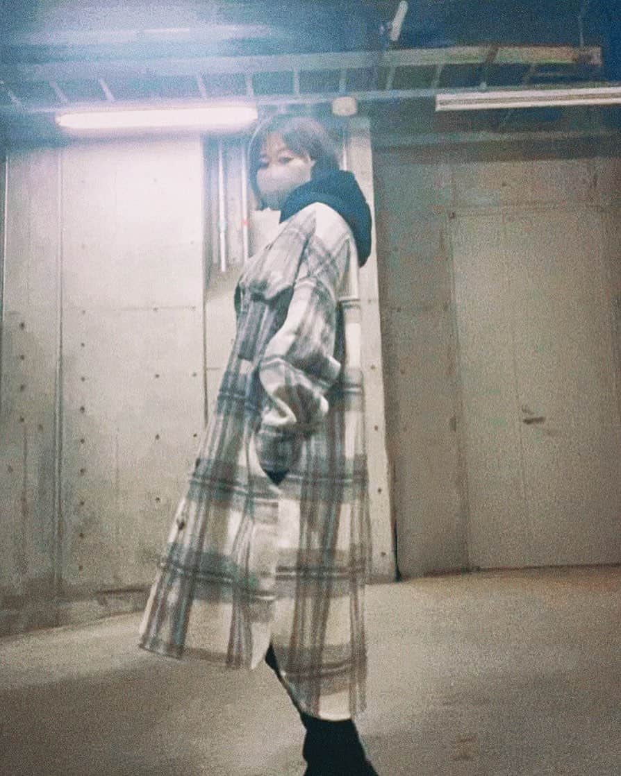 トリイクニコのインスタグラム：「upする写真なくて 今日のコーデ撮ってみてる🙄  今年の冬は全然服買わなかったなー  ３月頃にはフリマできるようになると いいなーと思う今日この頃🙄  🏷付けました 一応w」