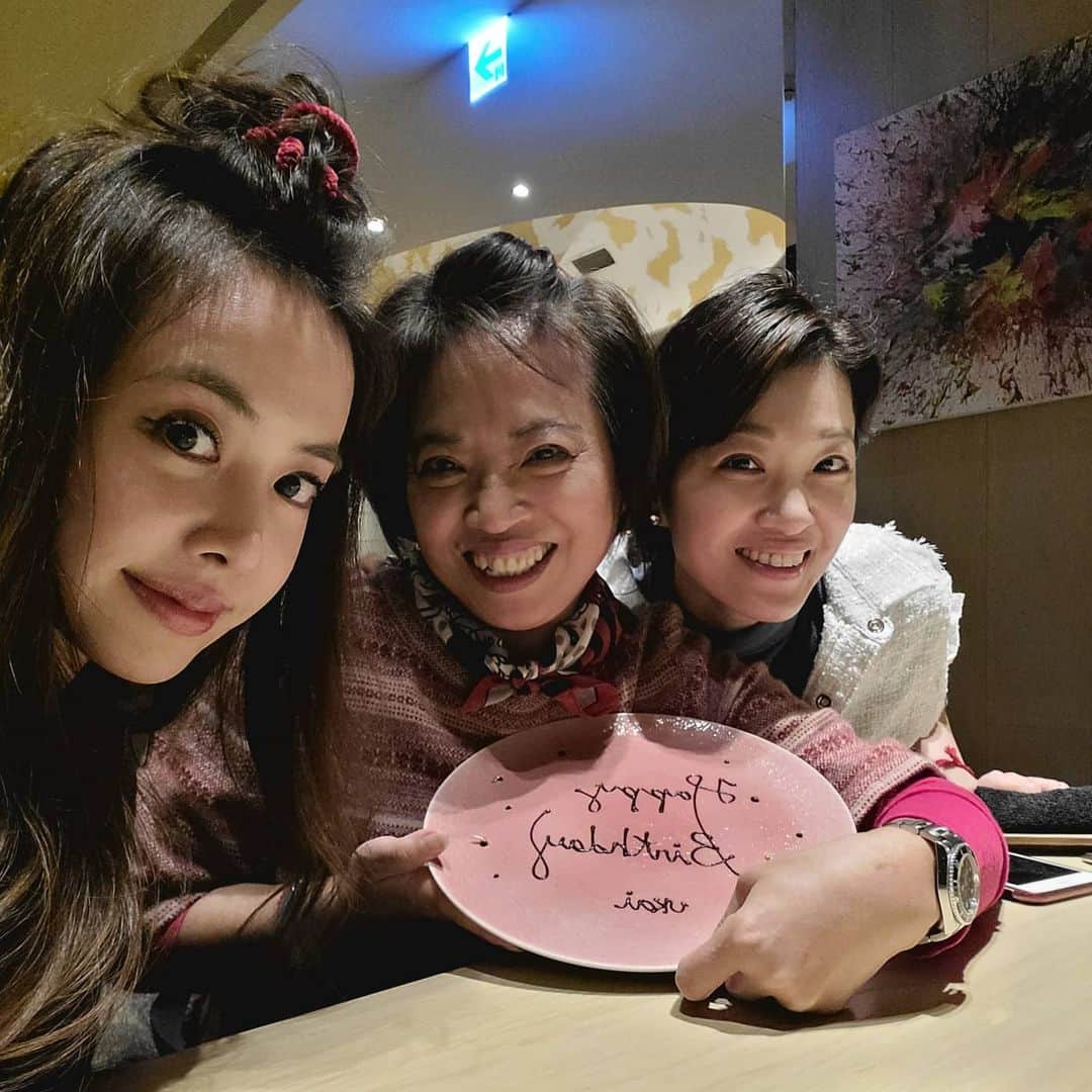 ジョリン・ツァイのインスタグラム：「水瓶座湧出 🥰🥰🥰🥰🥰 #祝福我家小美青春永駐🎊🎊 #happybirthday🎂」