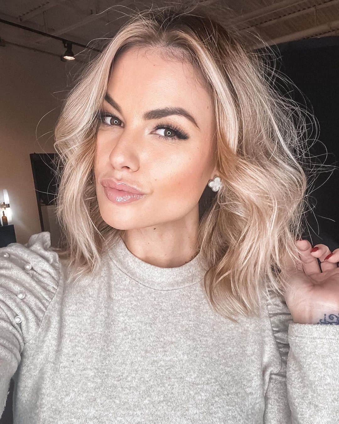 Anna Starodubtsevaのインスタグラム：「Good morning. Dallas services alert! Safe this info! New  hair ✨ Yes 👍 Or No 👎? ⠀ Few words about my life in Dallas. Love it.... nothing else to add 😁. ⠀ It’s been almost three months here and I already met so many amazing people ☺️. Such as @natalia_gucciardo who cut my hair yesterday at her salon @rossiparkhair . And @jordanpaynehair who worked the magic with my color. ⠀ I was really worried that it would be hard for me to find hairstylist I’d trust. ⠀ I was mentally prepared to travel to New York every 4 months to visit my favorite @sophistiquesalon and @shatrov_ivan who had been doing my hair for past 3 years. Just because of Vanya I was able to grow my hair long and healthy.So if you are in NY,you have to see him @shatrov_ivan . ⠀ But I was fortunate enough to find @rossiparkhair . They did amazing Job ☺️, I’m super happy with outcome. @rossiparkhair  is located in design district,very modern,very spacious, yet warm place with friendly stuff and nice atmosphere.  This is going to be my go to spot in Dallas for sure! ⠀ I also found this amazing girl @julia_eyelash_extention who does amazing eye lash extensions. Why she is the best to my opinion? Brand mew set for only 1,5 hours 👌 and very affordable price 👍.  #dallasstylist #dallasstyle #newhair #blond #myblonde #loveblond #dallasinfluencer #dallasmodel #dallasblogger #fashionblogger #hairstyles #style」
