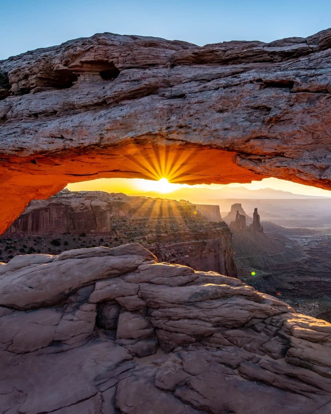 アメリカ内務省さんのインスタグラム写真 - (アメリカ内務省Instagram)「“In the desert, when the sun comes up, I couldn't tell where heaven stopped and the earth began. It's so beautiful.” - Forrest Gump  Sunrise at the iconic Mesa Arch in #Canyonlands National Park, #Utah is popular for a reason. Arrive early and share the views. Photo of (@CanyonlandsNPS) by David Caldwell (www.sharetheexperience.org). #usinterior」1月21日 0時10分 - usinterior