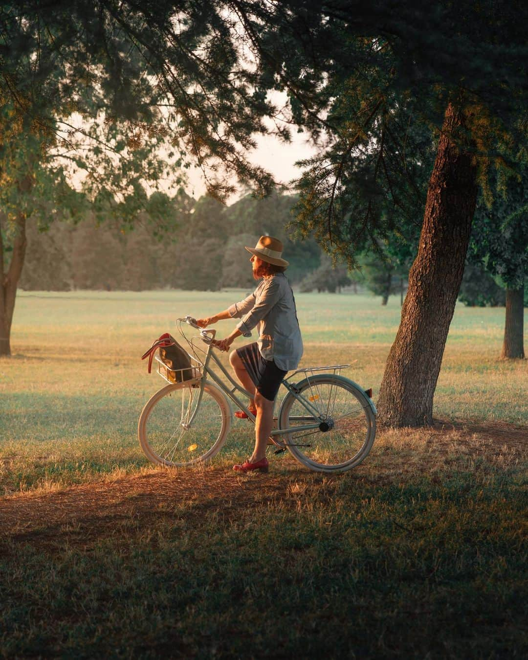 Simone Bramanteさんのインスタグラム写真 - (Simone BramanteInstagram)「{ Bologna by 🚲 } • Observing our world and its environment is always interesting, even during the various lockdowns, I do it on foot or with a vehicle I love, the bicycle of course.   I have been offline for some week but I had to think about observing myself before continuing my photographic work. Infinite ways to go but one must be chosen right? The world accelerates the changes to which I have always been open so. let's see what happens in the coming months. Meanwhile, I’m documenting with a camera some of these, starting from an observation point - my house. Soon I will show you the beginning of this study that I don't know where it leads me.  #sonyalpha #whatitalyis」1月21日 0時22分 - brahmino