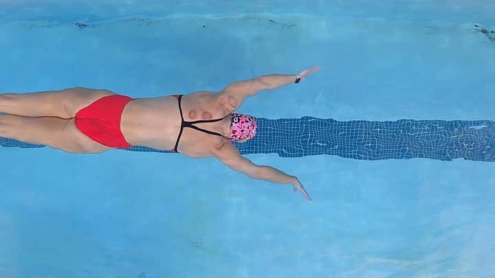 Julieのインスタグラム：「Sometimes you just have to change perspective 🔀 . . . . @arenausa #arenawaterinstinct #swimmer #summerjulep #swimming #swim #swimlife #goswimming #swimmersofinstagram #instaswim #instaswimming #breaststroke #mastersswimming #instaswimmer #usaswimming #swimtraining #swimpractice #myswimpro #swimsmarter #goswim」