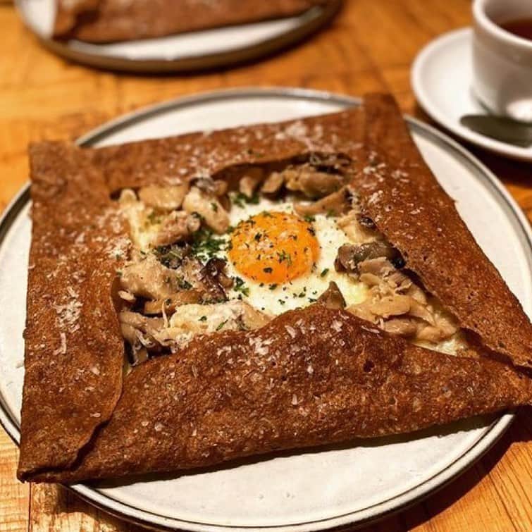 のインスタグラム：「ハース恵比寿店です。 ご来店ありがとうございました😊 ﻿ お客様の投稿ご紹介👍✨ ﻿ 【ハース恵比寿店の感染予防対策】﻿ ・アルコール消毒液設置﻿ ・空間殺菌設備稼働﻿ ・テーブル間のアクリル板設置﻿ ・検温機﻿ ・スタッフのマスク着用と手洗い徹底﻿ などお客様に安心してご来店頂けるよう対策しておりますので是非ご来店お待ちしております。﻿ ﻿ ﻿ テイクアウトチキンのご案内↓↓↓﻿ １羽まるごと¥2500☎️03-6416-9830﻿ 他にもお料理取り揃えています🤗﻿ ﻿ ◆ガレット（YouTubeで動画も見れるよ‼️）﻿ https://www.instagram.com/galette.galette/﻿ ﻿ https://m.youtube.com/channel/UC4nVtquelZgXuDnXWpCQ9sg﻿ ﻿ ◆Uber eats・menu・出前館によるデリバリー﻿ 11:30〜21:00﻿ ﻿ ◆LINE@登録お願いします♪﻿ https://lin.ee/g0H4jc6﻿ ﻿ ﻿ 皆さまの笑顔に会えますように！💕💕💕﻿ ﻿ ﻿ #ハース恵比寿店#代官山ディナー#代官山ランチ#恵比寿グルメ#恵比寿ビストロ#恵比寿ディナー#代官山グルメ #ハース #代官山テイクアウト#恵比寿ランチ#ガレット#テイクアウト#ロティサリーチキン#ロティサリーチキン#恵比寿ワイン#Ubereats#渋谷ディナー#恵比寿チーズ#ローストチキン#渋谷グルメ#渋谷ランチ#渋谷チーズ#恵比寿カフェ#チーズケーキ#渋谷カフェ#恵比寿新聞#恵比寿ビール#チーズフォンデュ#恵比寿テイクアウト」