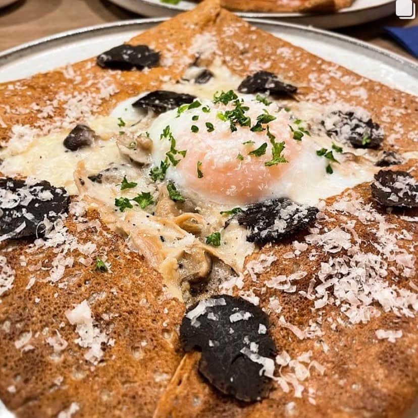 のインスタグラム：「ハース恵比寿店です。 ご来店ありがとうございました😊 ﻿ お客様の投稿ご紹介👍✨ ﻿ 【ハース恵比寿店の感染予防対策】﻿ ・アルコール消毒液設置﻿ ・空間殺菌設備稼働﻿ ・テーブル間のアクリル板設置﻿ ・検温機﻿ ・スタッフのマスク着用と手洗い徹底﻿ などお客様に安心してご来店頂けるよう対策しておりますので是非ご来店お待ちしております。﻿ ﻿ ﻿ テイクアウトチキンのご案内↓↓↓﻿ １羽まるごと¥2500☎️03-6416-9830﻿ 他にもお料理取り揃えています🤗﻿ ﻿ ◆ガレット（YouTubeで動画も見れるよ‼️）﻿ https://www.instagram.com/galette.galette/﻿ ﻿ https://m.youtube.com/channel/UC4nVtquelZgXuDnXWpCQ9sg﻿ ﻿ ◆Uber eats・menu・出前館によるデリバリー﻿ 11:30〜21:00﻿ ﻿ ◆LINE@登録お願いします♪﻿ https://lin.ee/g0H4jc6﻿ ﻿ ﻿ 皆さまの笑顔に会えますように！💕💕💕﻿ ﻿ ﻿ #ハース恵比寿店#代官山ディナー#代官山ランチ#恵比寿グルメ#恵比寿ビストロ#恵比寿ディナー#代官山グルメ #ハース #代官山テイクアウト#恵比寿ランチ#ガレット#テイクアウト#ロティサリーチキン#ロティサリーチキン#恵比寿ワイン#Ubereats#渋谷ディナー#恵比寿チーズ#ローストチキン#渋谷グルメ#渋谷ランチ#渋谷チーズ#恵比寿カフェ#チーズケーキ#渋谷カフェ#恵比寿新聞#恵比寿ビール#チーズフォンデュ#恵比寿テイクアウト」