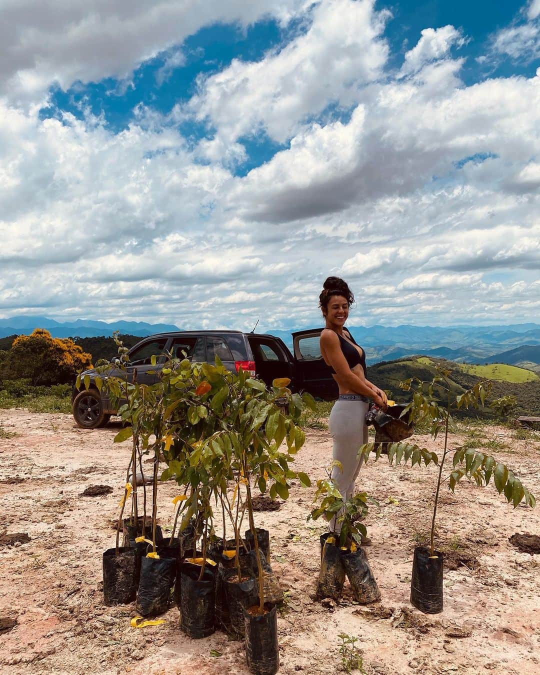 Yanna Lavigne 稲垣アンのインスタグラム：「Reflorescendo - É como eu me sinto nesse ano que começou, vivendo e defendendo o que acredito. Buscando equilíbrio e coerência para minhas escolhas, cada vez mais reconhecendo minha força, reconectando com minha ancestralidade feminina para aceitar meus propósitos da vida, posso ser tanta coisa e prospectar tão mais. Mãe terra, obg pelo chamado, que eu consiga recrutar cada vez mais corações, ampliando consciências e implantando o cuidado que você precisa e clama por urgência. Reflorestar com as mãos, com os amores, no tempo do sol. Boa jornada 💚」