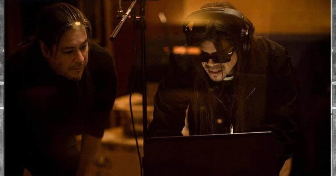 Queensrycheさんのインスタグラム写真 - (QueensrycheInstagram)「#waybackwednesday - Eddie and Todd at London Bridge Studio in 2012 (photo credit Mike Savoia) #queensryche #memories #londonbridgestudio #goodtimes #eddiejackson #edbass #onetake #badassbassist #toddlatorre #tlt #thevoice #leadvocals #friends #friendship #inthestudio #wemissourrychers」1月21日 0時30分 - queensrycheofficial