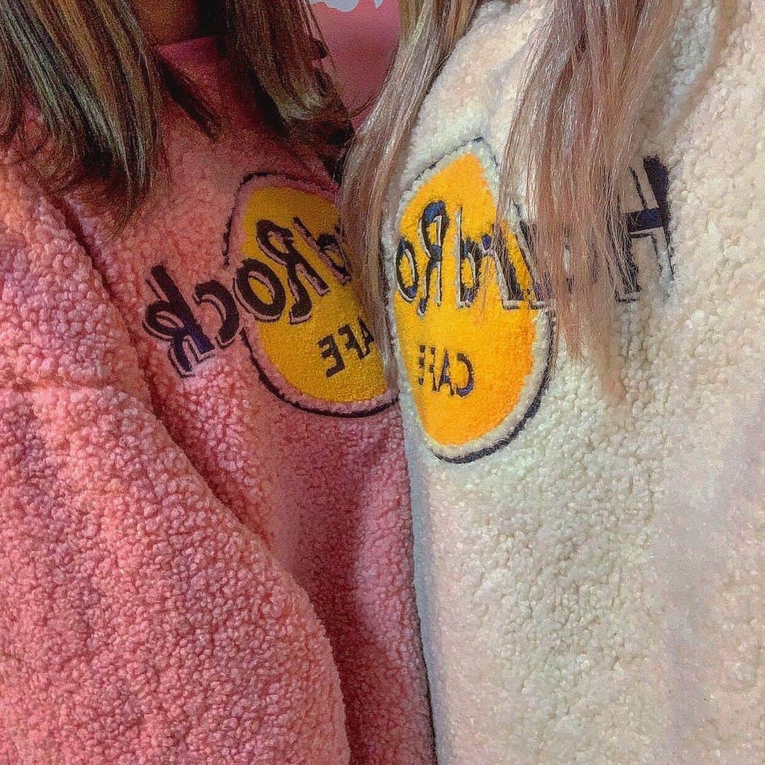 舞城モアサのインスタグラム：「. . でっぱりとお揃いの服 今年も愛用してます♡👗 .  #Instagram #instagood #instalike #girl #fashion #japan #instapic #love #instamood #cute #followme #happy #instalove #tokyo #me #instafashion #instacool #instagirl #smile #instamoment #ママ #style #ママガール」