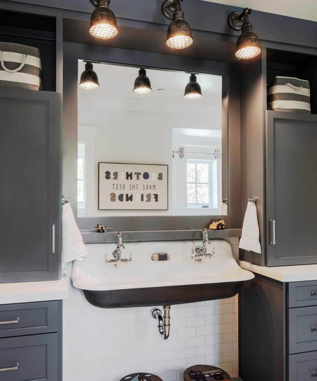 Daily Suitsさんのインスタグラム写真 - (Daily SuitsInstagram)「Perfect sink for two by @fautthomes」1月21日 5時58分 - dailysuits