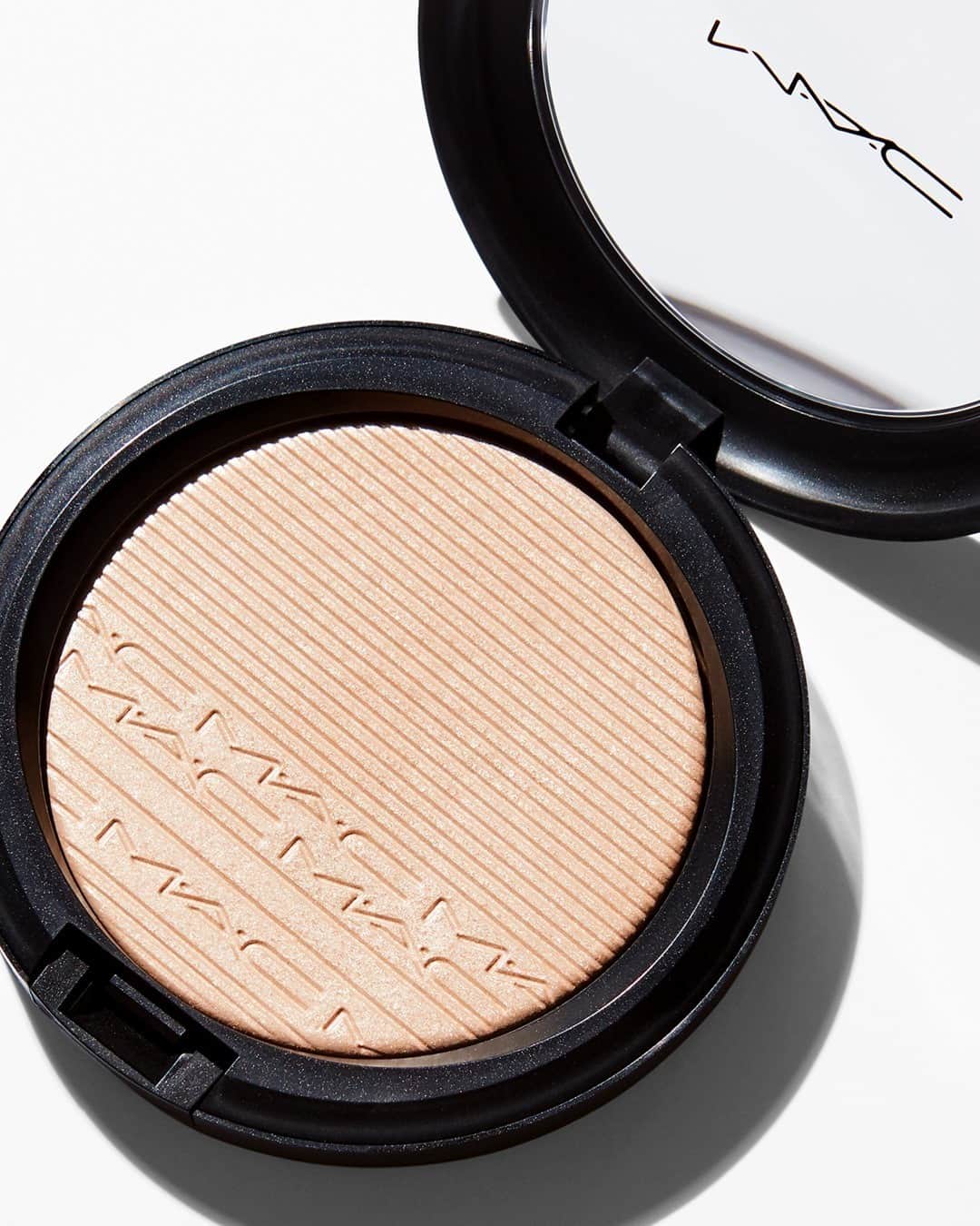 のインスタグラム：「The only thing better than our best-selling Extra Dimension Skinfinish in Double-Gleam is FREE Extra Dimension Skinfinish in Double-Gleam. Get yours for a limited time only when you spend $60 online.*  *Available exclusively to customers in the US and Canada.」