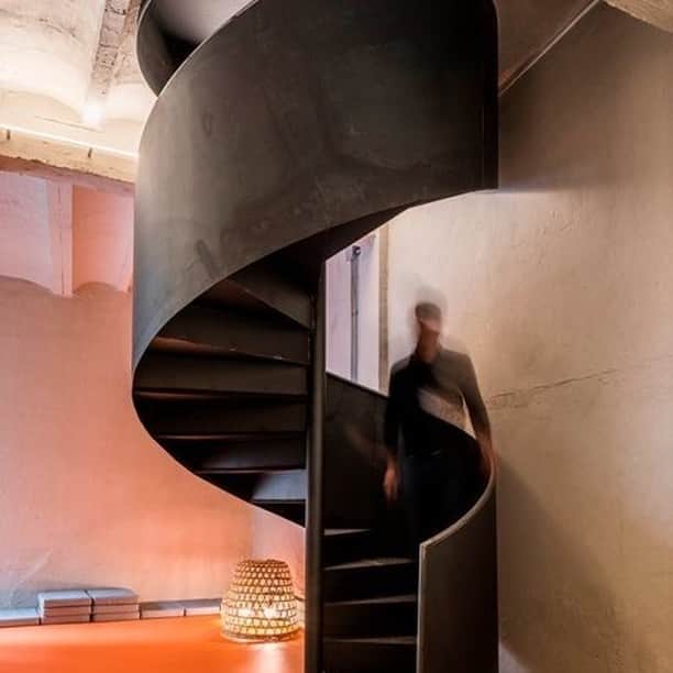 Reiko Lewisさんのインスタグラム写真 - (Reiko LewisInstagram)「Spiral Stairs Spiral stairs are only permitted to be used as a component in the defined cases per codes in the United States.  They are aesthetically pleasing. They are almost like big sculpture in the house! Please check your architect or interior designer if your house project can use them. Photos: https://www.archilovers.com/projects/ Project Number: 283065 & 283110  螺旋階段  らせん階段は、米国のコードで定義されたケースのコンポーネントとしてのみ使用できます。美しさは、まるで家の中の大きな彫刻のようです！あなたの家のプロジェクトが螺旋階段を使用できるかどうか、建築家またはインテリアデザイナーにご確認ください。 #hawaiiinteriordesigner #interiordesignhawaii #spiralstairs #buildingcodes #interiorlovers #stylishlifestyle #beautifulspace #ecohouse #archilovers #ハワイインテリアデザイン #インテリア好き #素敵な暮らし ＃おしゃれな空間」1月21日 6時02分 - ventus_design_hawaii
