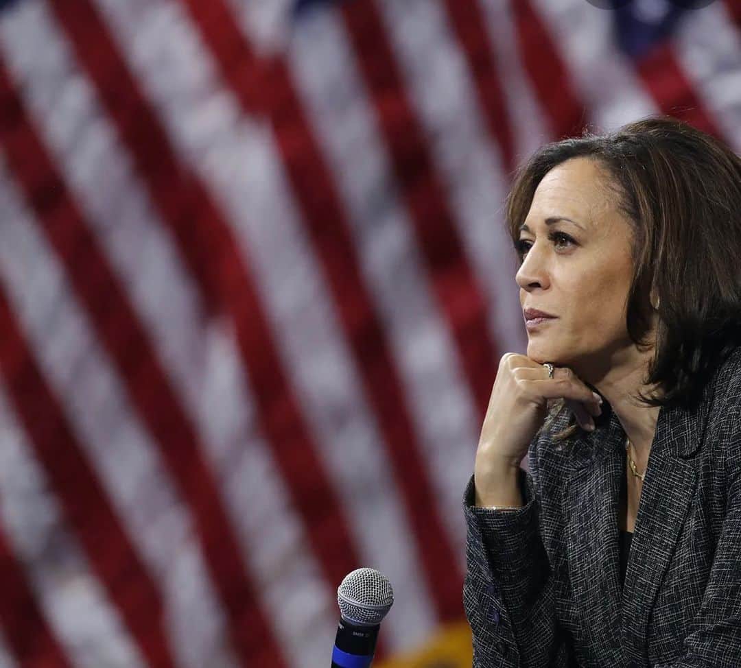 ジェニファー・エスポジートのインスタグラム：「Looking into the future- I’m hopeful.   FIRST female VP #kamalaharris  Long way to go towards equality but this is a HUGE day for change.  And man, we need it.」