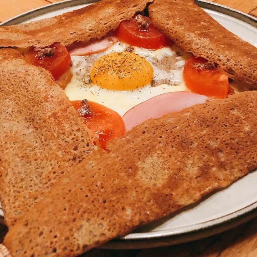 のインスタグラム：「ハース恵比寿店です。 ご来店ありがとうございました😊 ﻿ お客様の投稿ご紹介👍✨ ﻿ 【ハース恵比寿店の感染予防対策】﻿ ・アルコール消毒液設置﻿ ・空間殺菌設備稼働﻿ ・テーブル間のアクリル板設置﻿ ・検温機﻿ ・スタッフのマスク着用と手洗い徹底﻿ などお客様に安心してご来店頂けるよう対策しておりますので是非ご来店お待ちしております。﻿ ﻿ ﻿ テイクアウトチキンのご案内↓↓↓﻿ １羽まるごと¥2500☎️03-6416-9830﻿ 他にもお料理取り揃えています🤗﻿ ﻿ ◆ガレット（YouTubeで動画も見れるよ‼️）﻿ https://www.instagram.com/galette.galette/﻿ ﻿ https://m.youtube.com/channel/UC4nVtquelZgXuDnXWpCQ9sg﻿ ﻿ ◆Uber eats・menu・出前館によるデリバリー﻿ 11:30〜21:00﻿ ﻿ ◆LINE@登録お願いします♪﻿ https://lin.ee/g0H4jc6﻿ ﻿ ﻿ 皆さまの笑顔に会えますように！💕💕💕﻿ ﻿ ﻿ #ハース恵比寿店#代官山ディナー#代官山ランチ#恵比寿グルメ#恵比寿ビストロ#恵比寿ディナー#代官山グルメ #ハース #代官山テイクアウト#恵比寿ランチ#ガレット#テイクアウト#ロティサリーチキン#ロティサリーチキン#恵比寿ワイン#Ubereats#渋谷ディナー#恵比寿チーズ#ローストチキン#渋谷グルメ#渋谷ランチ#渋谷チーズ#恵比寿カフェ#チーズケーキ#渋谷カフェ#恵比寿新聞#恵比寿ビール#チーズフォンデュ#恵比寿テイクアウト」