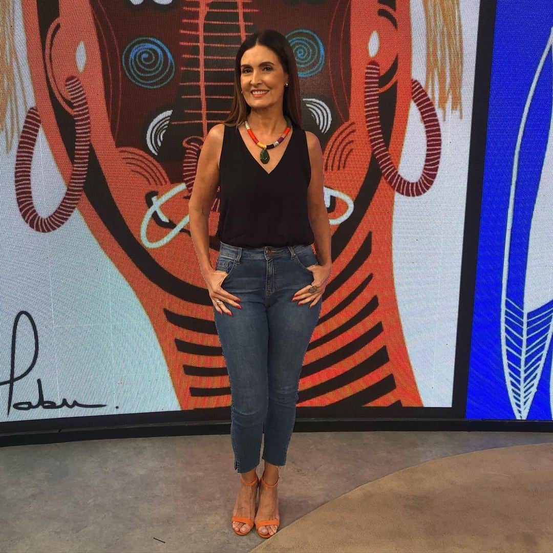 ファチマ・ベルナルデスのインスタグラム：「Fazia tempo que eu não usava o cabelo liso com prancha no #encontrocomfatima. Vcs gostam ou preferem o ondulado com babyliss?」