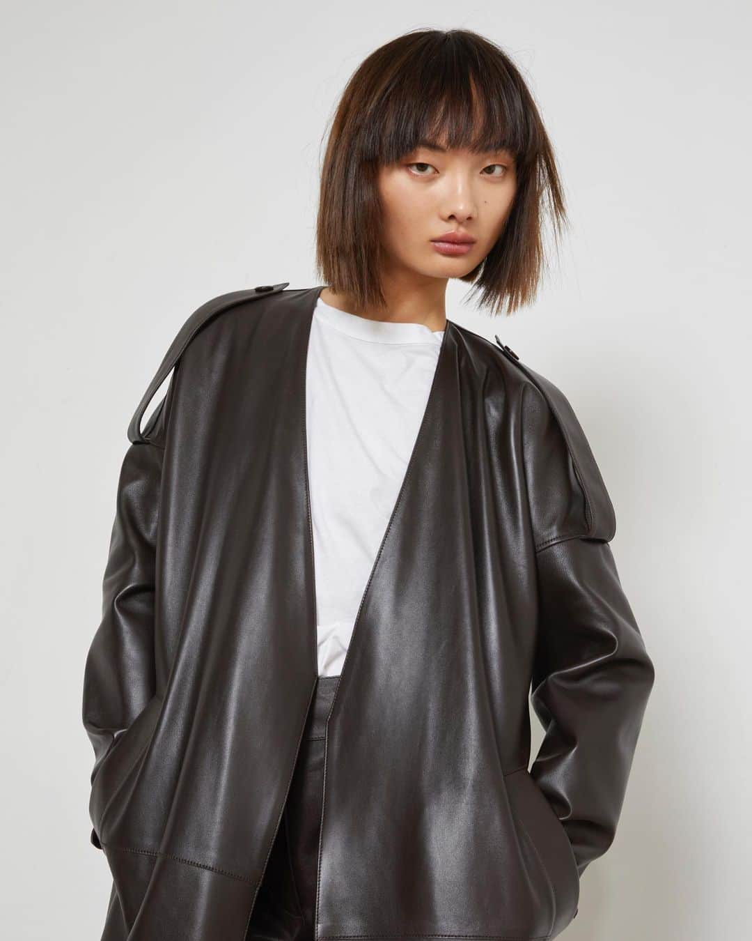 イネスエマレシャルのインスタグラム：「⚡️Minimalism, fluid shapes and relaxed attitude became the brand’s signature from its very beginning. These garments are the messengers of the new luxury attitude.   • Amazing @xingxingmao1 wearing Glamour coat  Made in France  #inesetmarechal #musthave #fashion #essentials #winter #cosy #mood #sustainablefashion #frenchfashion #style #parisienne #elegant #elegance #luxe #prestige #leather #inspiration #lookideas #madeinfrance #france #paris #frenchbrand #style #look #madeinfrance」