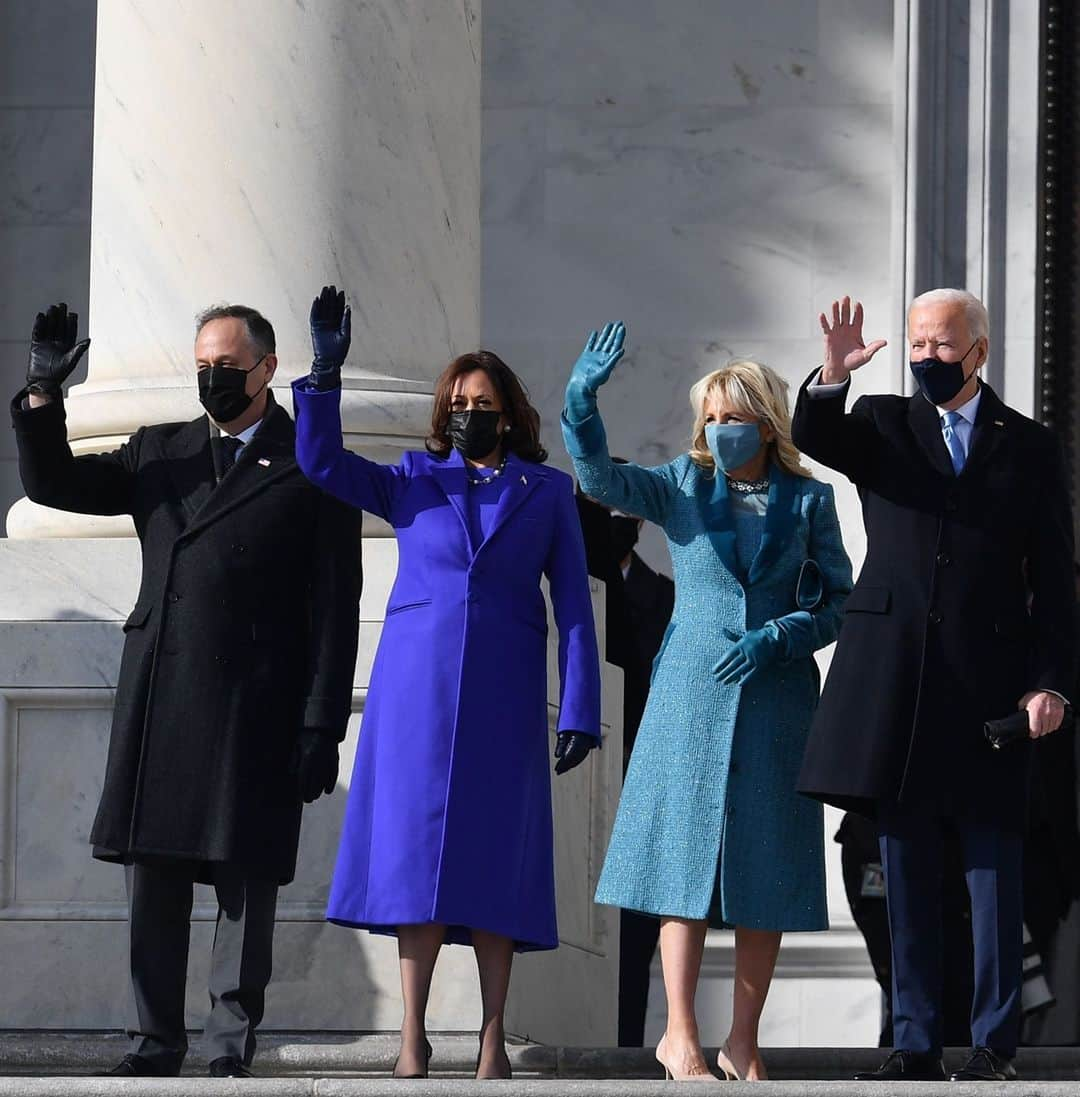 ハリウッド・リポーターさんのインスタグラム写真 - (ハリウッド・リポーターInstagram)「The presidential inauguration ceremony is underway. Watch as #JoeBiden and #KamalaHarris are sworn into office, at the link in bio.」1月21日 0時59分 - hollywoodreporter