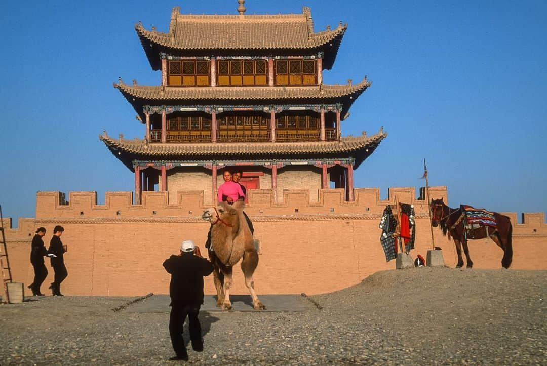 National Geographic Travelさんのインスタグラム写真 - (National Geographic TravelInstagram)「Photos by Michael Yamashita @yamashitaphoto / Late afternoon light turns earthen walls into glowing reflectors. Jiayuguan (Jiayu Pass) marks the western edge of the Ming dynasty portion of the Great Wall of China. The fortress was built to protect the western frontier of the Chinese empire and played a key role as the entry point to China along the ancient Silk Road. If this looks familiar, it’s because it was also used as a location in Disney’s big-budget live-action remake of Mulan, where the final battle takes place. Many of China's most photogenic landscapes, like this one, were showcased in the film. #greatwall #Jiayuguan #Mulan #China #JiayuPass  The Walt Disney Company is majority owner of National Geographic Partners.」1月21日 0時55分 - natgeotravel