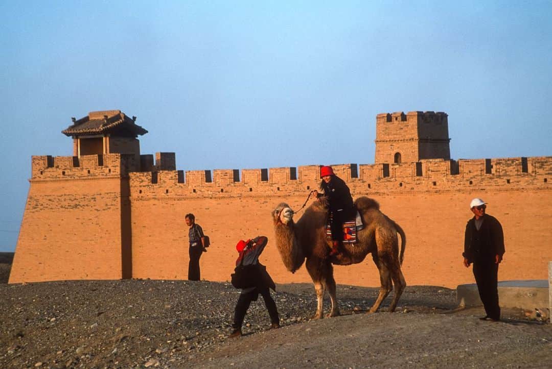 National Geographic Travelさんのインスタグラム写真 - (National Geographic TravelInstagram)「Photos by Michael Yamashita @yamashitaphoto / Late afternoon light turns earthen walls into glowing reflectors. Jiayuguan (Jiayu Pass) marks the western edge of the Ming dynasty portion of the Great Wall of China. The fortress was built to protect the western frontier of the Chinese empire and played a key role as the entry point to China along the ancient Silk Road. If this looks familiar, it’s because it was also used as a location in Disney’s big-budget live-action remake of Mulan, where the final battle takes place. Many of China's most photogenic landscapes, like this one, were showcased in the film. #greatwall #Jiayuguan #Mulan #China #JiayuPass  The Walt Disney Company is majority owner of National Geographic Partners.」1月21日 0時55分 - natgeotravel