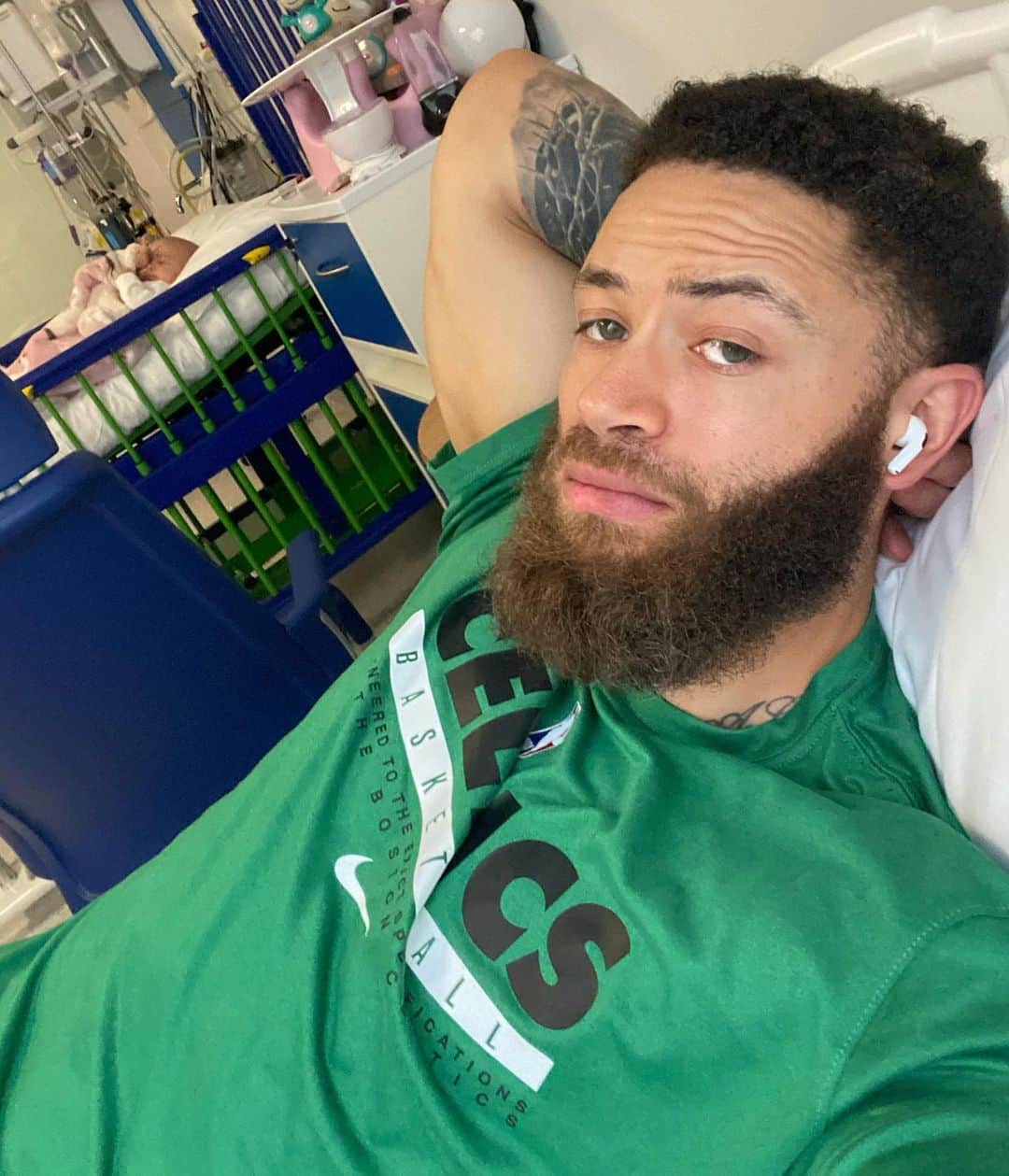 アシュリー・ケインのインスタグラム：「Day 3 post transplant... . Azaylia is doing well 🙏🏾 She’s a lot more tired than usual and has moments of being in pain and very unsettled. She is also getting some side effects from her conditioning chemotherapy treatment and high dosages of medication which we expect. However, she is still smiling, has bundles of energy and wants to play and interact every moment while she’s awake which as a parent is so amazing and fulfilling to see! 🙌🏾 . Being in this situation is so heart wrenchingly sad, but incredibly humbling at the same time. It doesn’t take away who you are, or remove your goals or ambitions. But it puts into perspective what’s actually important in life and teaches you to appreciate every single moment no matter how big or small. I feel tired, upset, nervous and anxious every day yet the happiest, proudest and most emotionally enriched I’ve ever felt! ❤️ . Times are hard for everyone I know. But I guess I just wanted to say, look around you and you’ll see there is plenty of things to be grateful for! 💯」