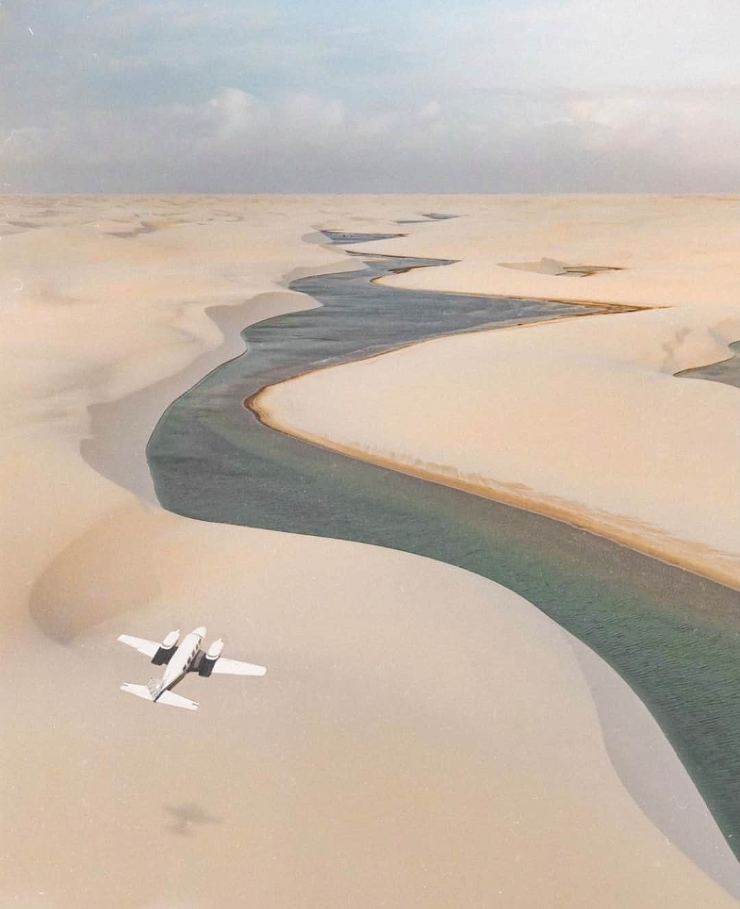 Earth Picsさんのインスタグラム写真 - (Earth PicsInstagram)「Lençóis Maranhenses National Park, located in Maranhão state in northeastern Brazil 🇧🇷 by @karl_shakur」1月21日 1時00分 - earthpix