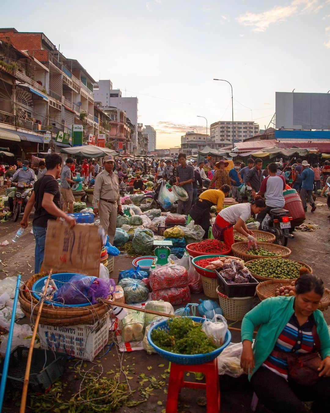 Shunsuke Miyatakeのインスタグラム：「People selling and buying variety of fruits, vegetables, meats, fish, anything you want at Derm Kor Market. A sun of 0553am sheds lights on the Everyday people's lives.」