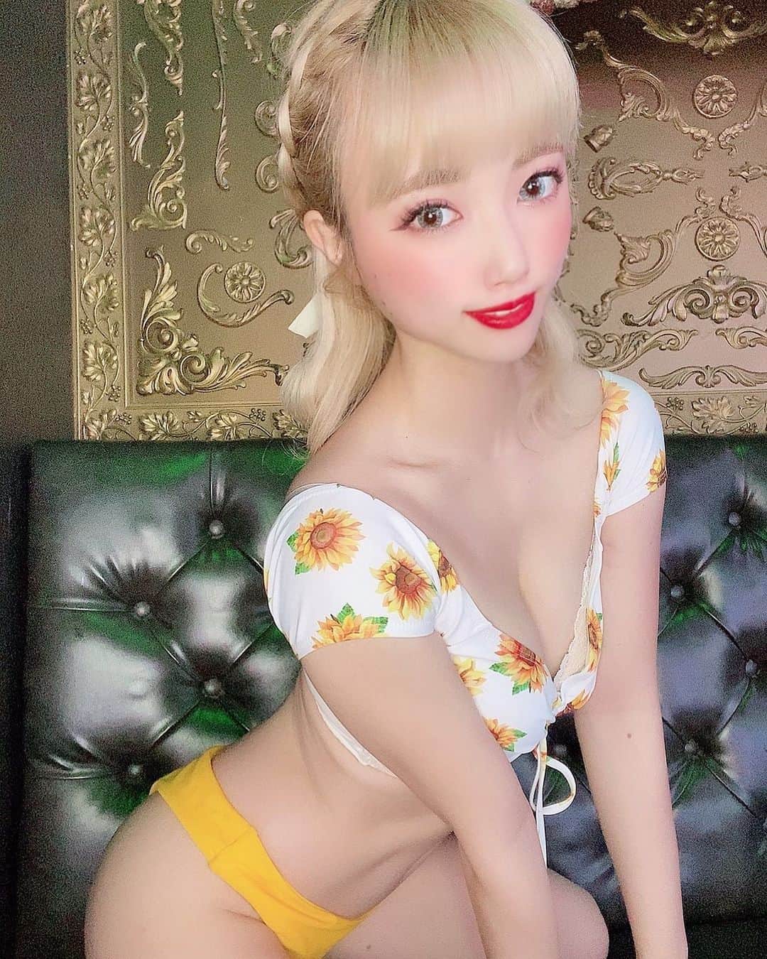 yokoのインスタグラム：「. ひまわり🌻の水着は みつきさん @mitsuki_burlesque  から頂きました👼🤍 ほんとかわいいの、、！！ あれ、私みつきさんに水着頂いてばっかりだ、、😳 いつもありがとうございます💓 今度お礼にご飯行きましょうね、、😳💕 . . . .  . . . . . . . . . . . . . . . #エンタメ活動を止めない #アジア一のエンターテインメント #burlesque#burlesque lesquetokyo#バーレスク東京#ダンサー#透明少女#水着#ひまわり#model#hairmake#makeup#love#ootd#fashion#instagood#instalike#instafashion#tokyo#white #오오티디‭#셀카#메이크업#머리스타그램 #お洒落さんと繋がりたい#カメラ好きな人と繋がりたい#モデル#東京」