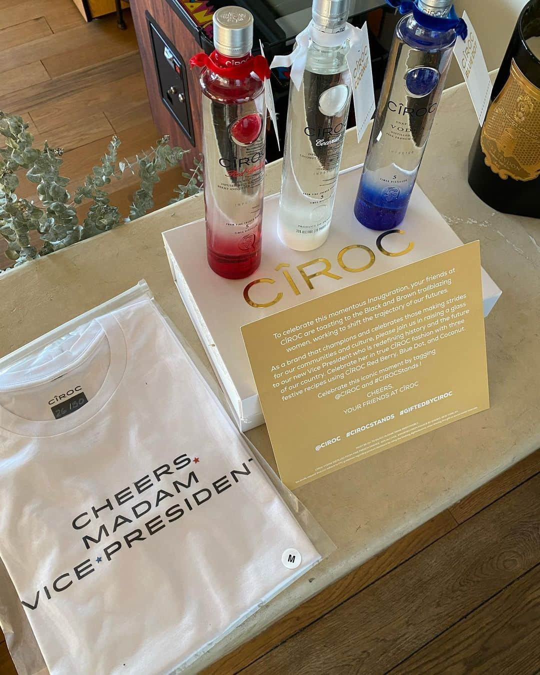 タラジ・P・ヘンソンさんのインスタグラム写真 - (タラジ・P・ヘンソンInstagram)「It’s a celebration!!!! Thank you @ciroc #cirocstands #giftedbyciroc #inaguration2021 @joebiden and @kamalaharris 🙌🏾🙌🏾🙌🏾🙏🏾💋💋💋」1月21日 1時15分 - tarajiphenson