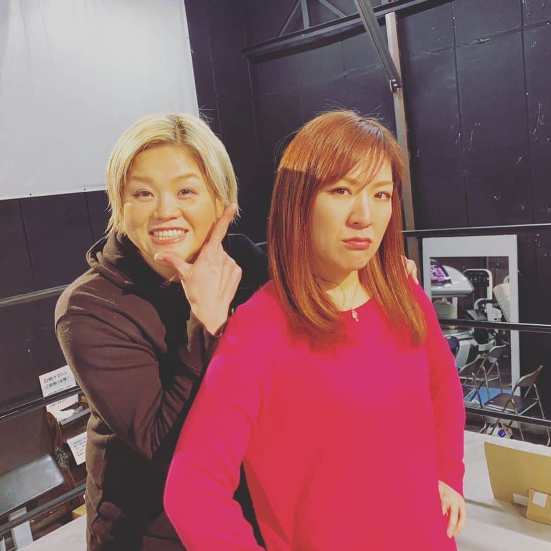 高橋奈苗のインスタグラム：「変な意地なんて要らないじゃん。 私も大好きなMAX VOLTAGEを置いてでも、、あなたの隣に立とうと覚悟をもった。　 時は進んでいく、その時その時で景色も変わる。 自分で進めていく人でいたいから。  @arisa__nakajima へ私信！🥳  #SEAdLINNNG #高橋奈七永  #中島安里紗 #タッグ初戴冠へ #進もう」