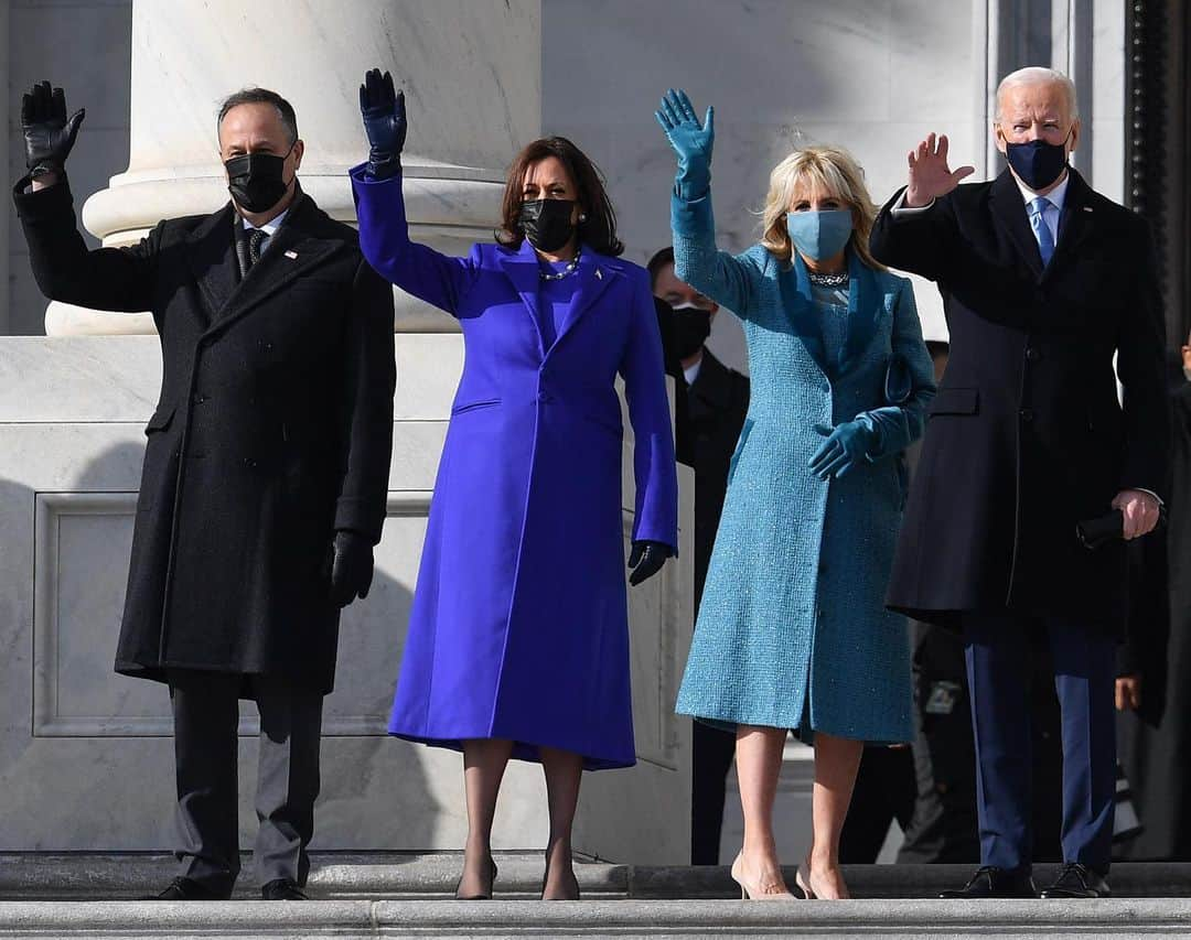 Vogue Italiaさんのインスタグラム写真 - (Vogue ItaliaInstagram)「US President-elect @JoeBiden, incoming US First Lady #JillBiden, US Vice President-elect @KamalaHarris and #DougEmhoff arrive for the Inauguration Ceremony of #JoeBiden as the 46th President of the United States at the US Capitol in Washington, DC. Biden is wearing a navy suit and top coat by @RalphLauren, “a symbolic sartorial statement for a return to decorum and upholding the values of America” says the designer’s team. While Harris is wearing a purple coat by Brooklyn-based designer @ChristopherJohnRogers along with her signature pearls. Discover more about the #InaugurationDay at the link in bio.」1月21日 1時13分 - vogueitalia