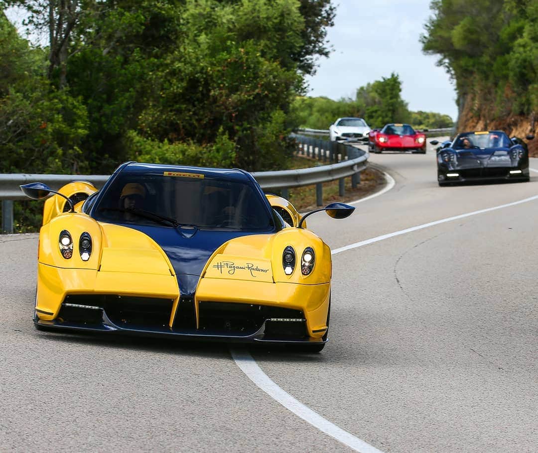 パガーニ・アウトモビリのインスタグラム：「One of the best made-to-measure examples of Huayra Roadster.   #pagani #huayra #huayraroadster」