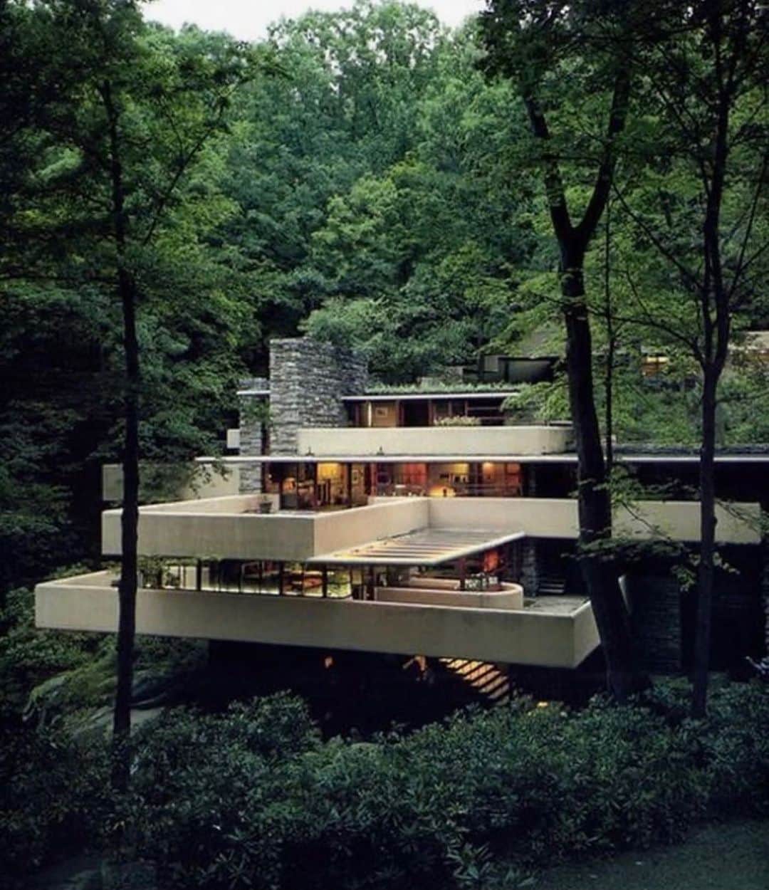 ペニーレ・タイスベックのインスタグラム：「Architectural dream house💚 #franklloydwright  Via @architectmat」